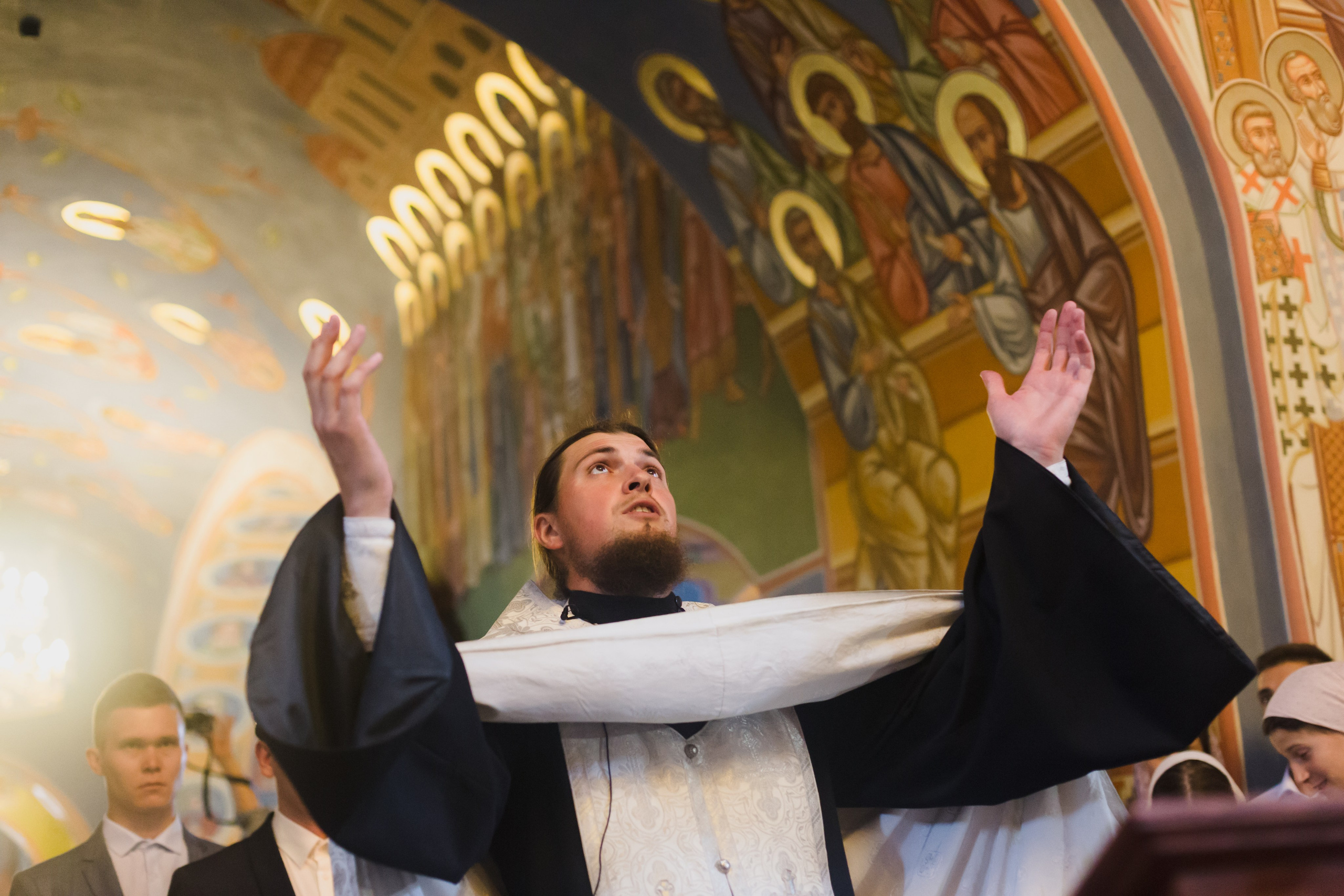 "Господи, Боже наш, славою и честью венчай их!"