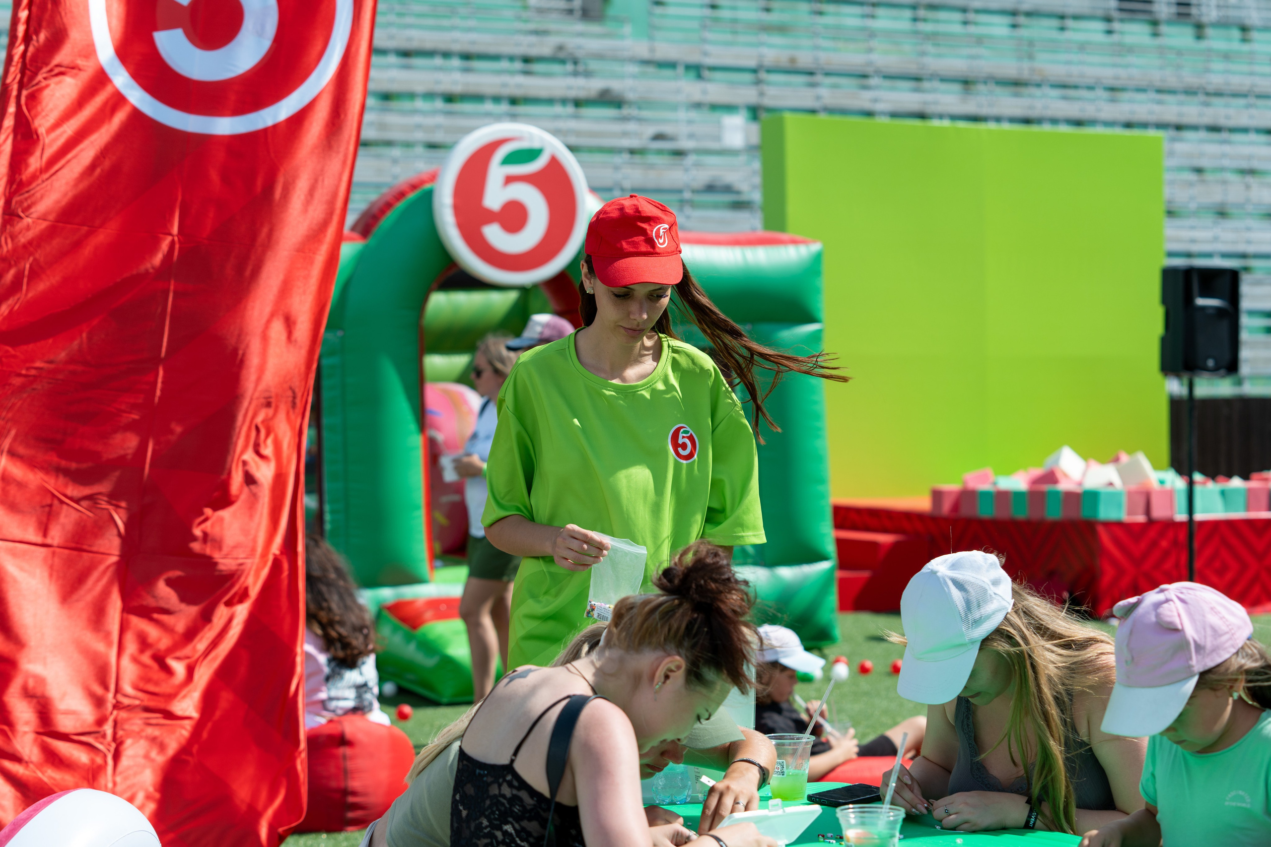 Фотоотчет партнеской интеграции для сети «Пятерочка» на фестивале «Grounded». Репортажный фотограф в Красной Поляне и Сочи Павлюченко Екатерина