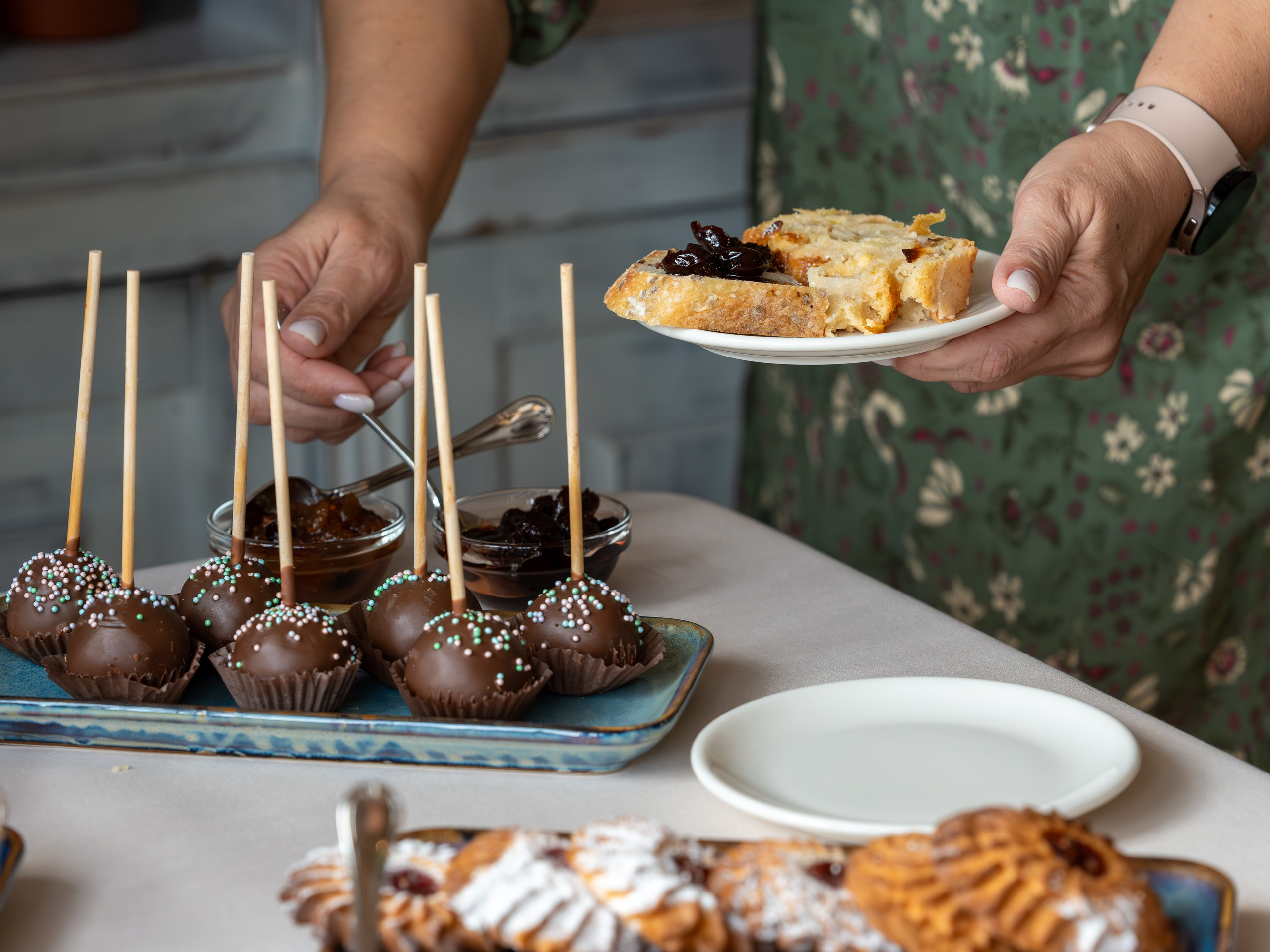 Литературная мастерская с Ольгой Шутовой в «Винотеррии». Репортажный фотограф в Красной Поляне и Сочи Павлюченко Екатерина