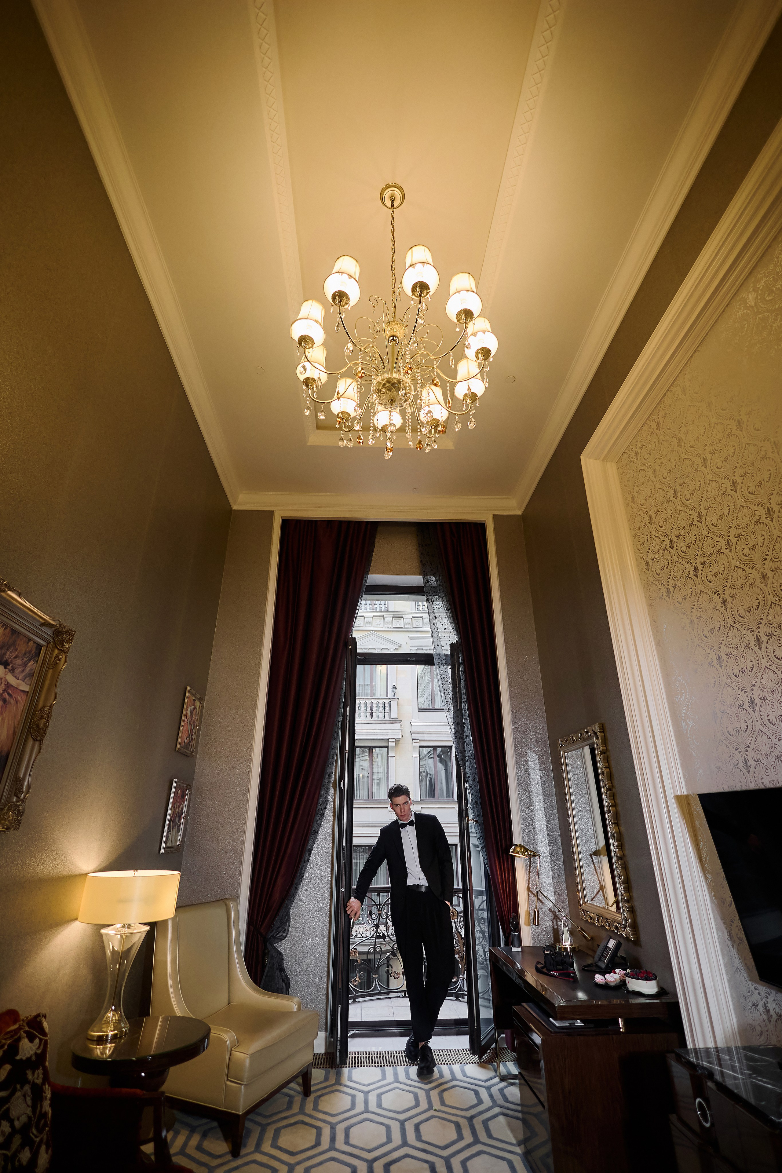 Вадим и Алина. Сборы в отеле St Regis. Свадебный фотограф в Москве и Подмосковье