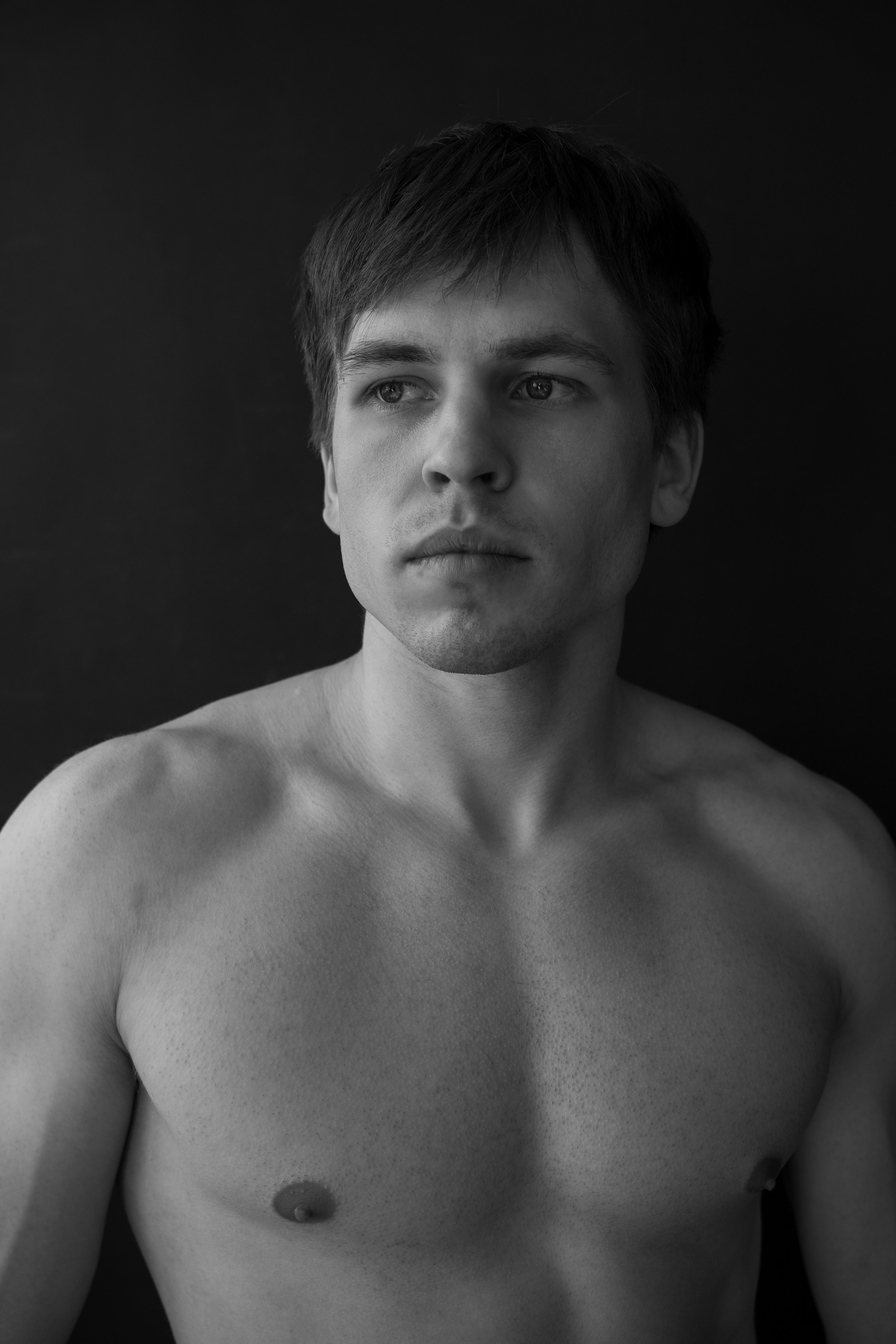 молодой спортивный мужчина на чёрном фоне