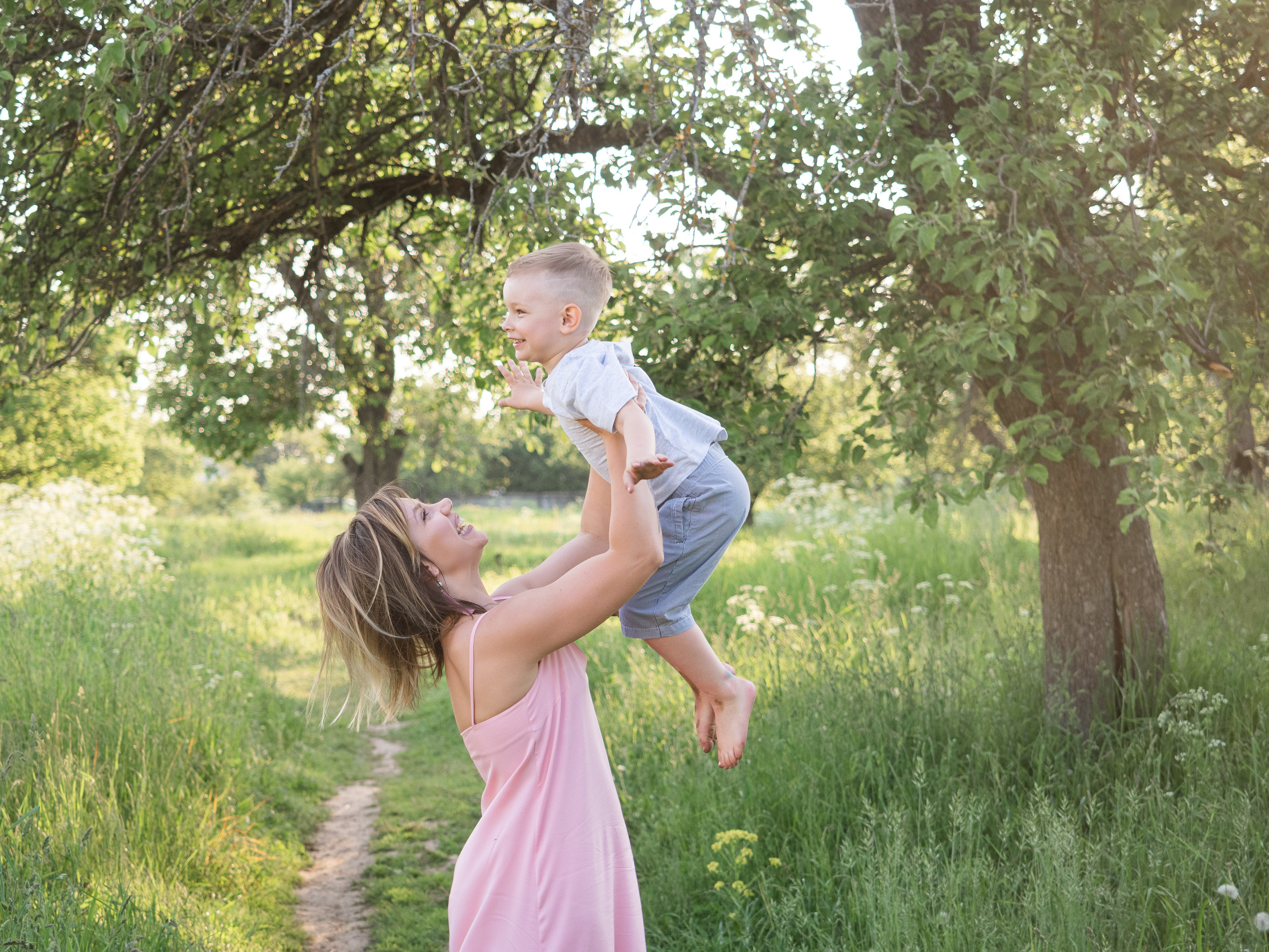 Алена с сыном. Свадебный и репортажный фотограф Элина Козырьянова