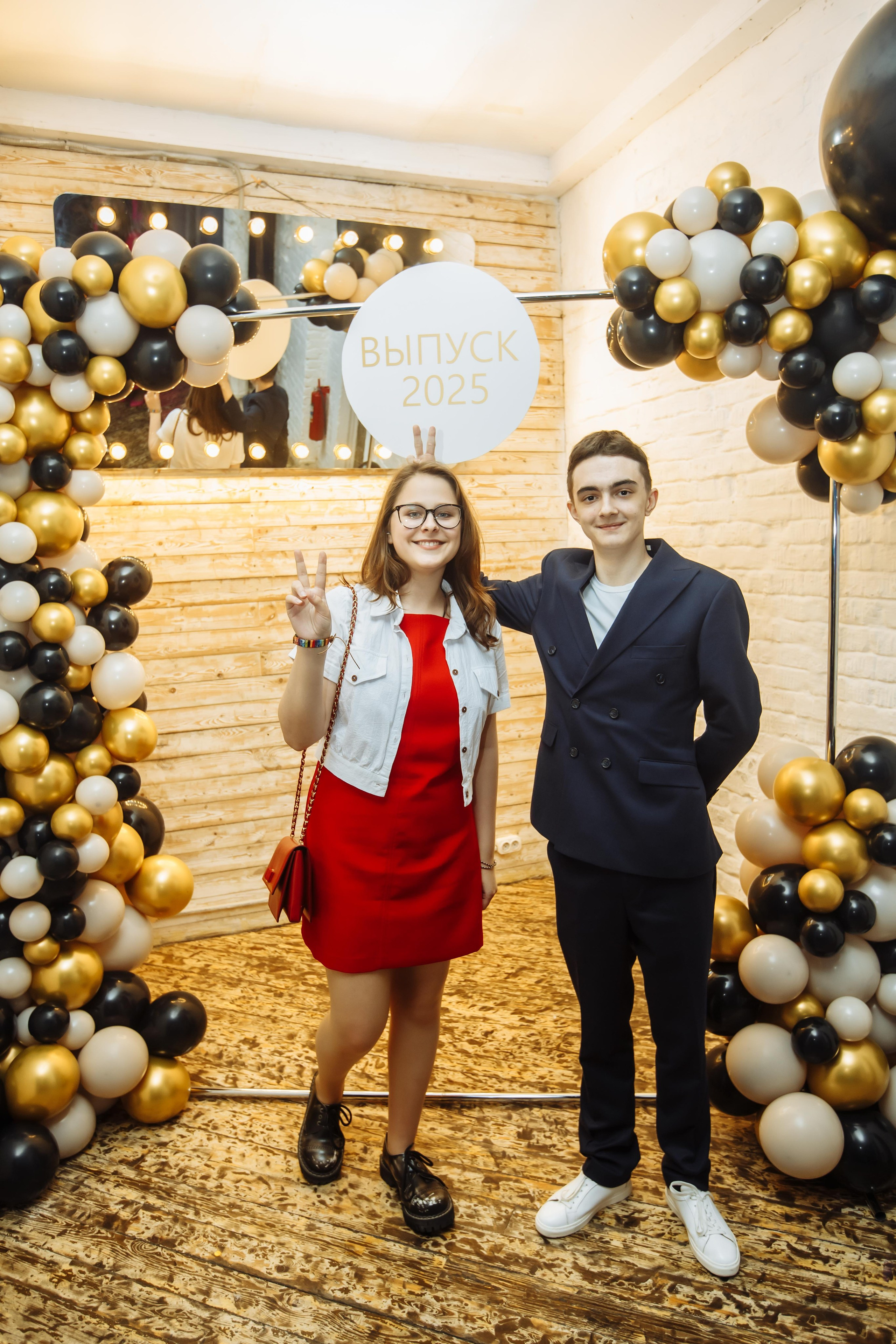 Фотограф на выпускной в Москве не дорого. Плюс видеосъёмка выпускного.