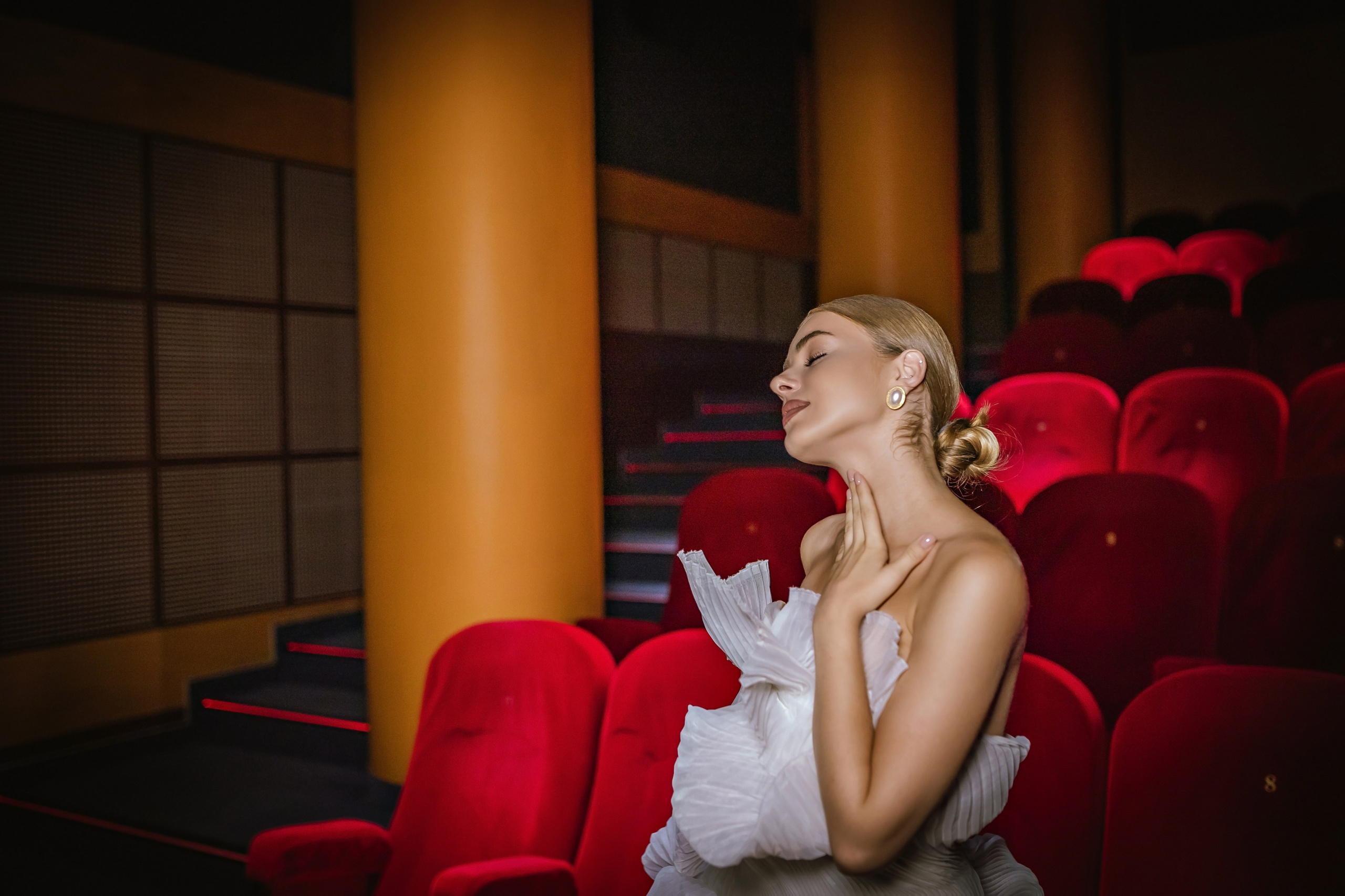 Свадебная фотосессия в кинотеатре. Фотограф и видеограф Москва. Свадебный фотограф, видеограф. Выпускные альбомы. Оживающие альбомы