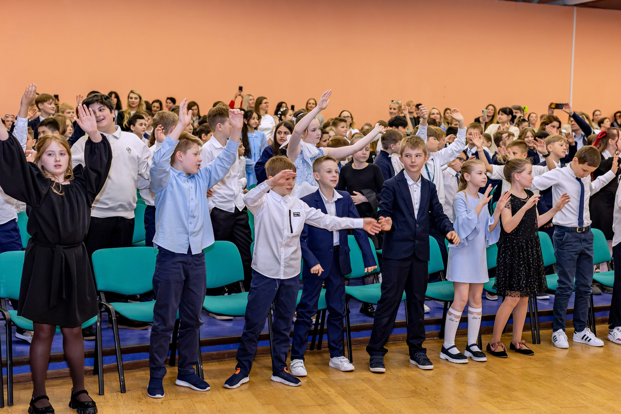 Выпускной праздник в начальной школе. Фотограф и видеограф Москва. Свадебный фотограф, видеограф. Выпускные альбомы. Оживающие альбомы
