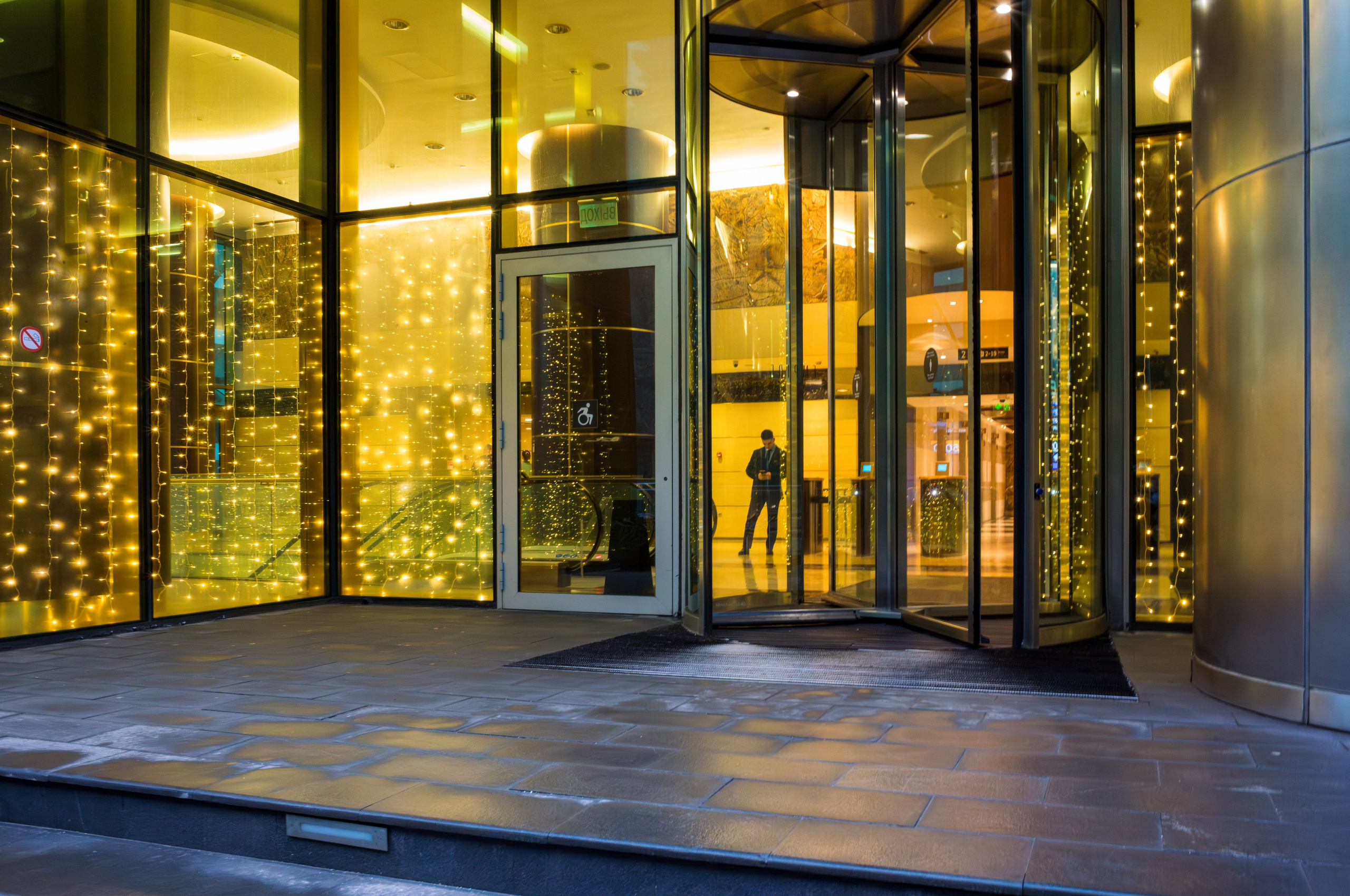 Подъезд в желто-золотых огнях в Москва-Сити