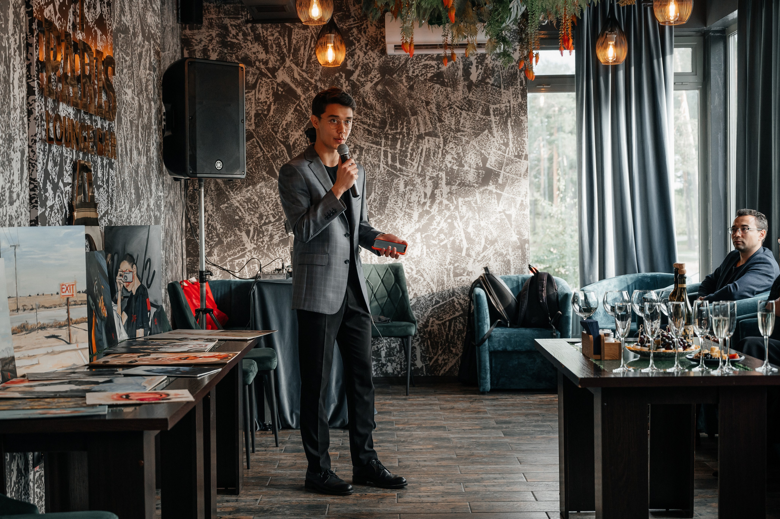 Презентация картины Карима в Париже. Фотограф Нижний Новгород