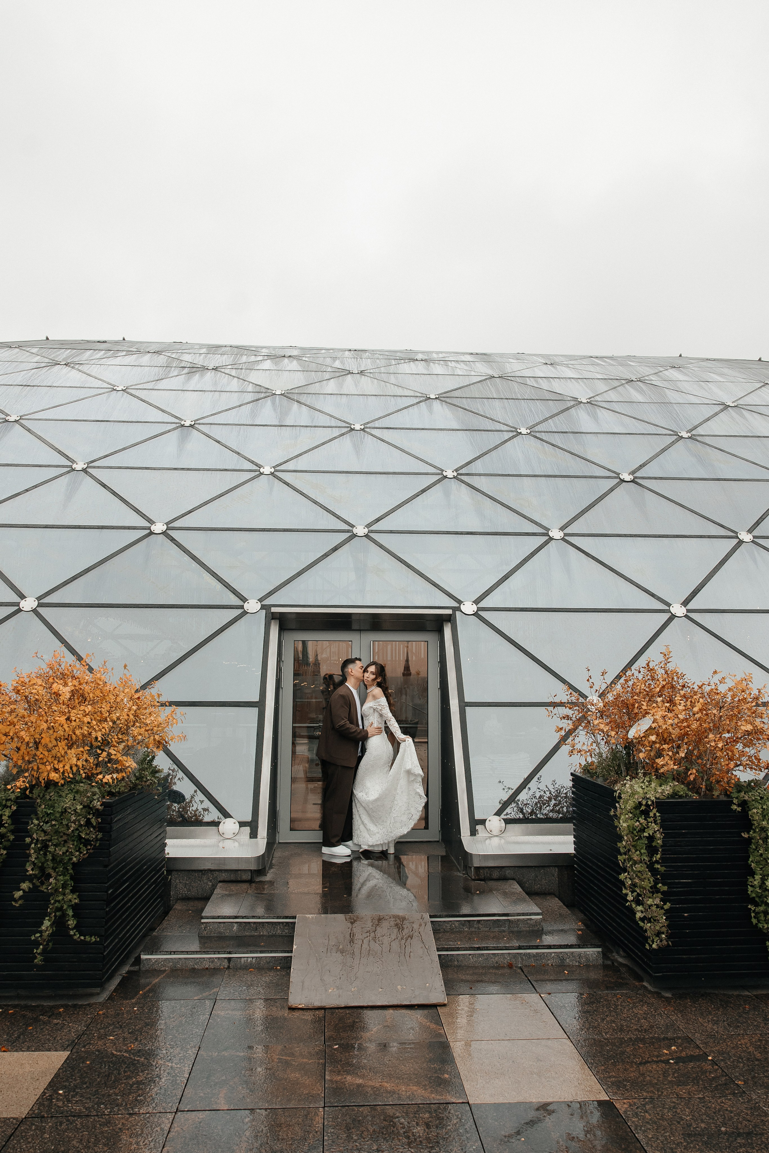 Свадебная фотосессия на крыше отеля The Carlton, Moscow с видом на Кремль  