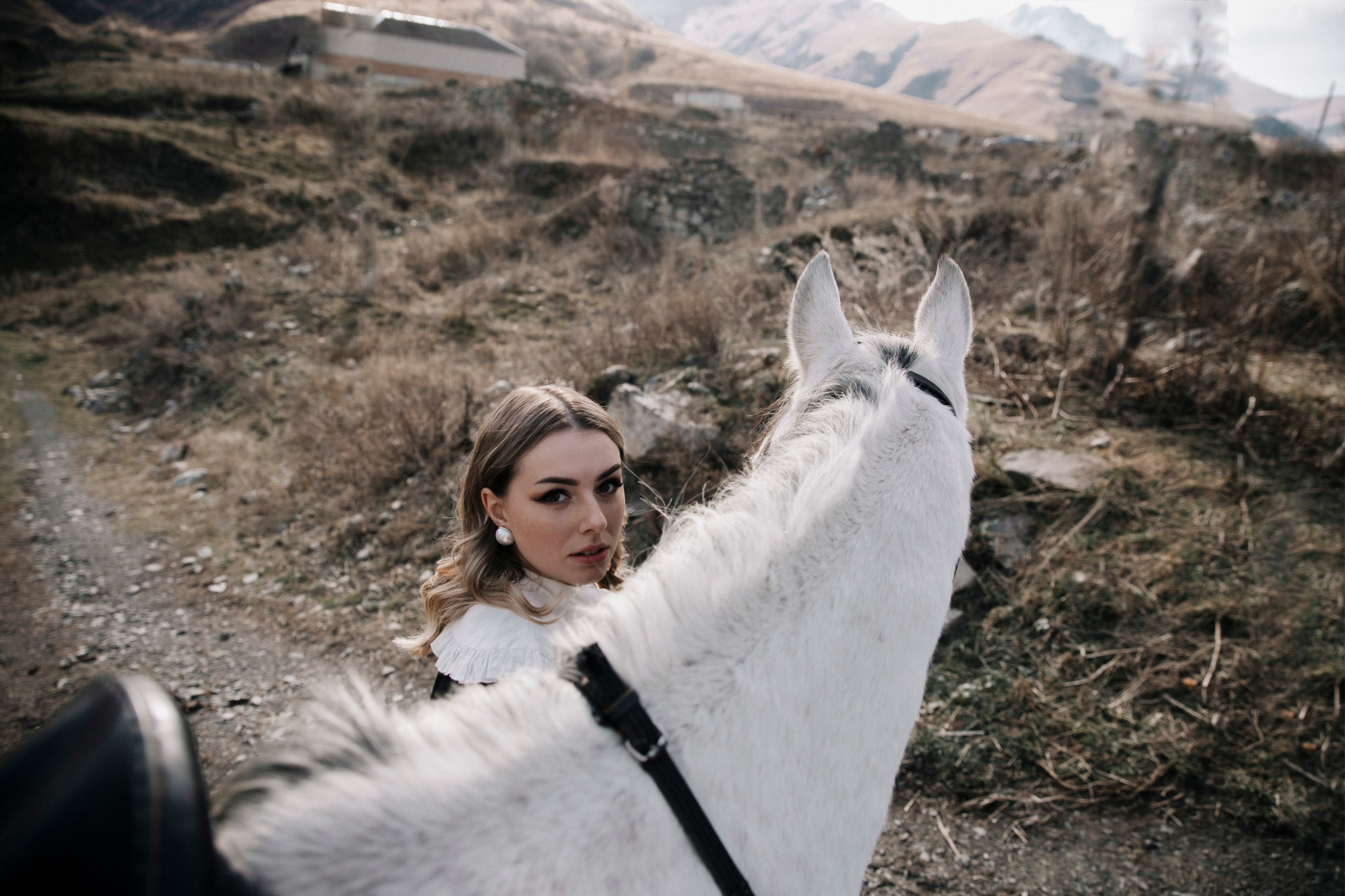 фотосессия с лошадью, фотосессия, лошадь, фотосессия в горах, фото с конем, фотография с лошадью, фотосессия, горы, Кавказ, фотосессия в песках, фотограф Осколкова Ульяна