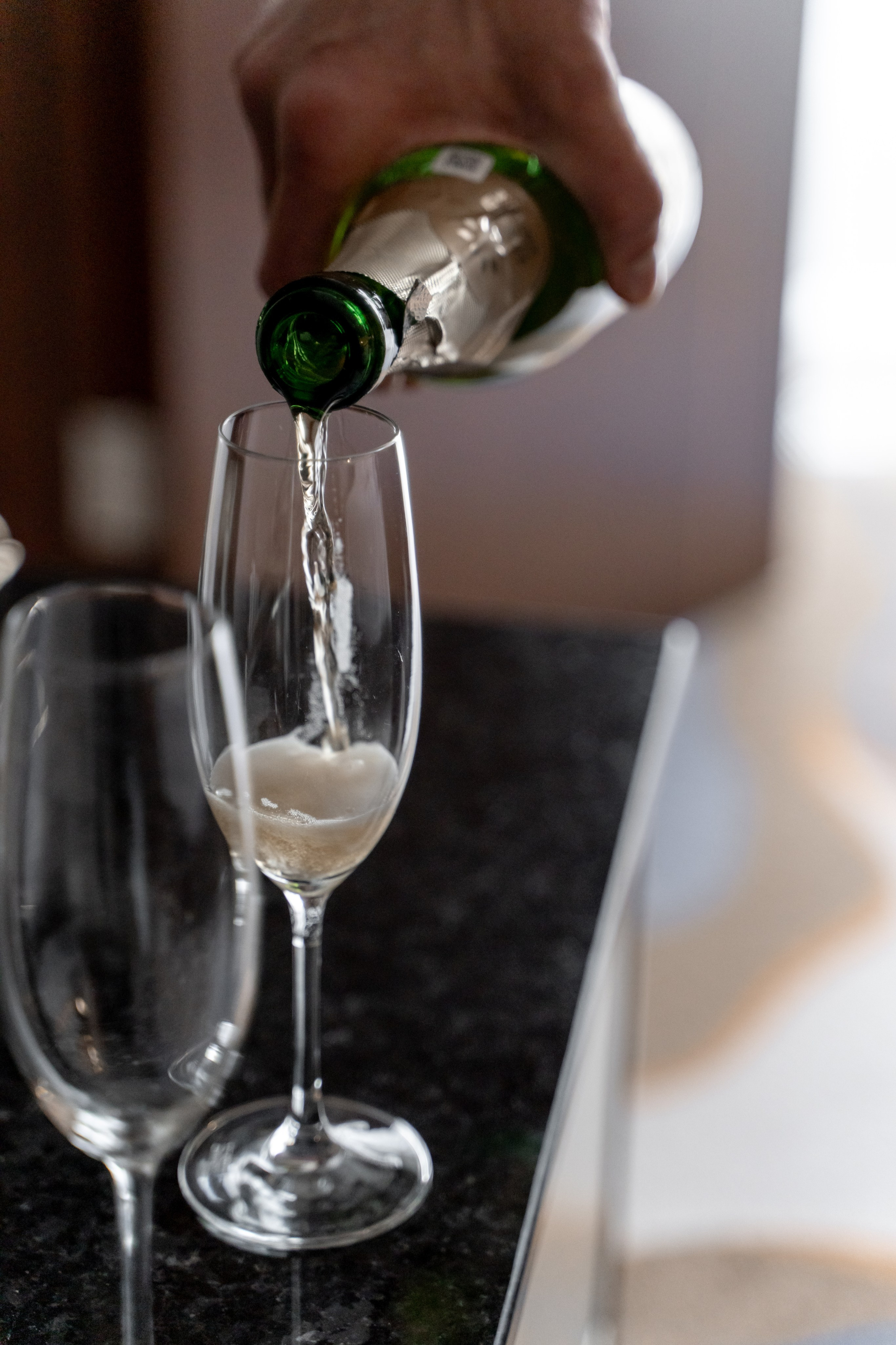 Свадебный фотограф в Москве. Свадебный фотограф Видное, Бутово, Домодедово, Щербинка, Царицыно. Свадебная фотосессия и сборы невесты в отеле Soluxe. Регистрация брака во дворце бракосочетания ВДНХ. Свадьба на ВДНХ. Свадебная фотосессия с ретро автомобилем Чайка. 