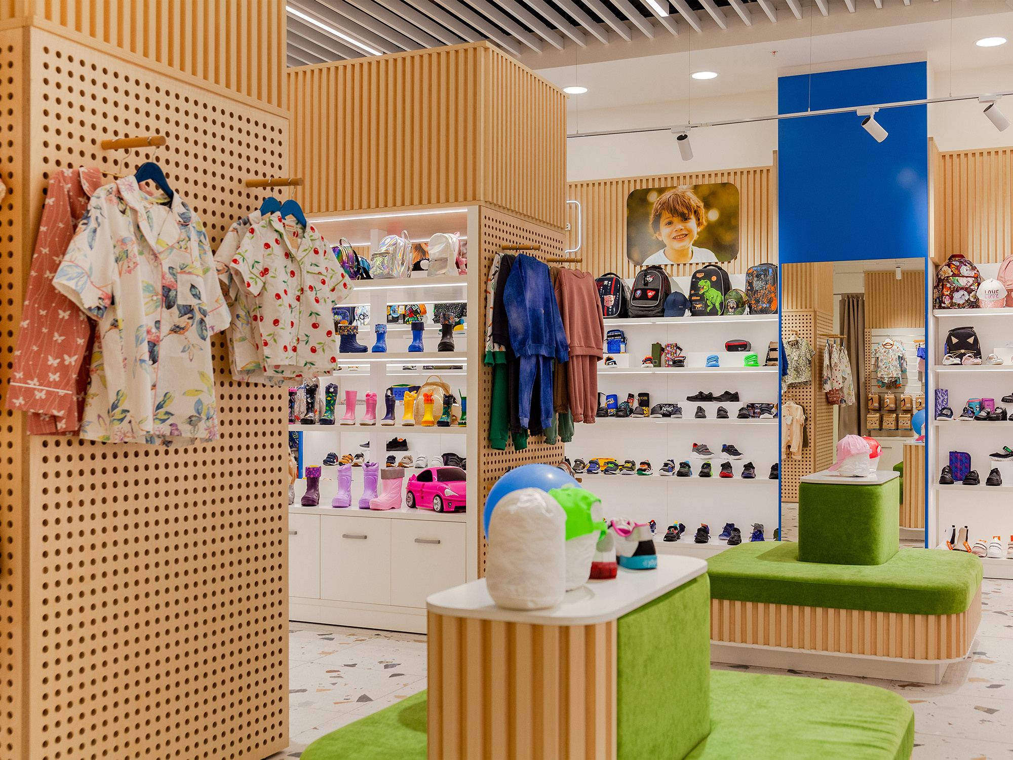Интерьерная фотосъемка магазина КОТОФЕЙ сеть магазинов детской обуви. Интерьерный фотограф в Сочи Владислав Нагин