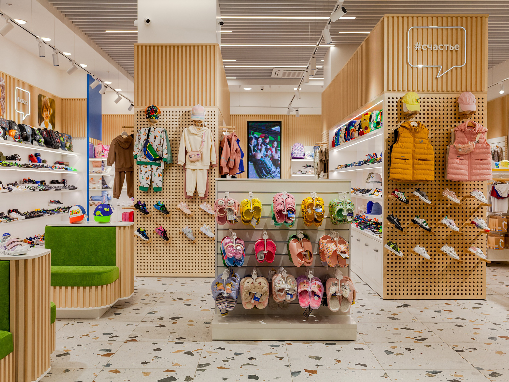 Интерьерная фотосъемка магазина КОТОФЕЙ сеть магазинов детской обуви. Интерьерный фотограф в Сочи Владислав Нагин