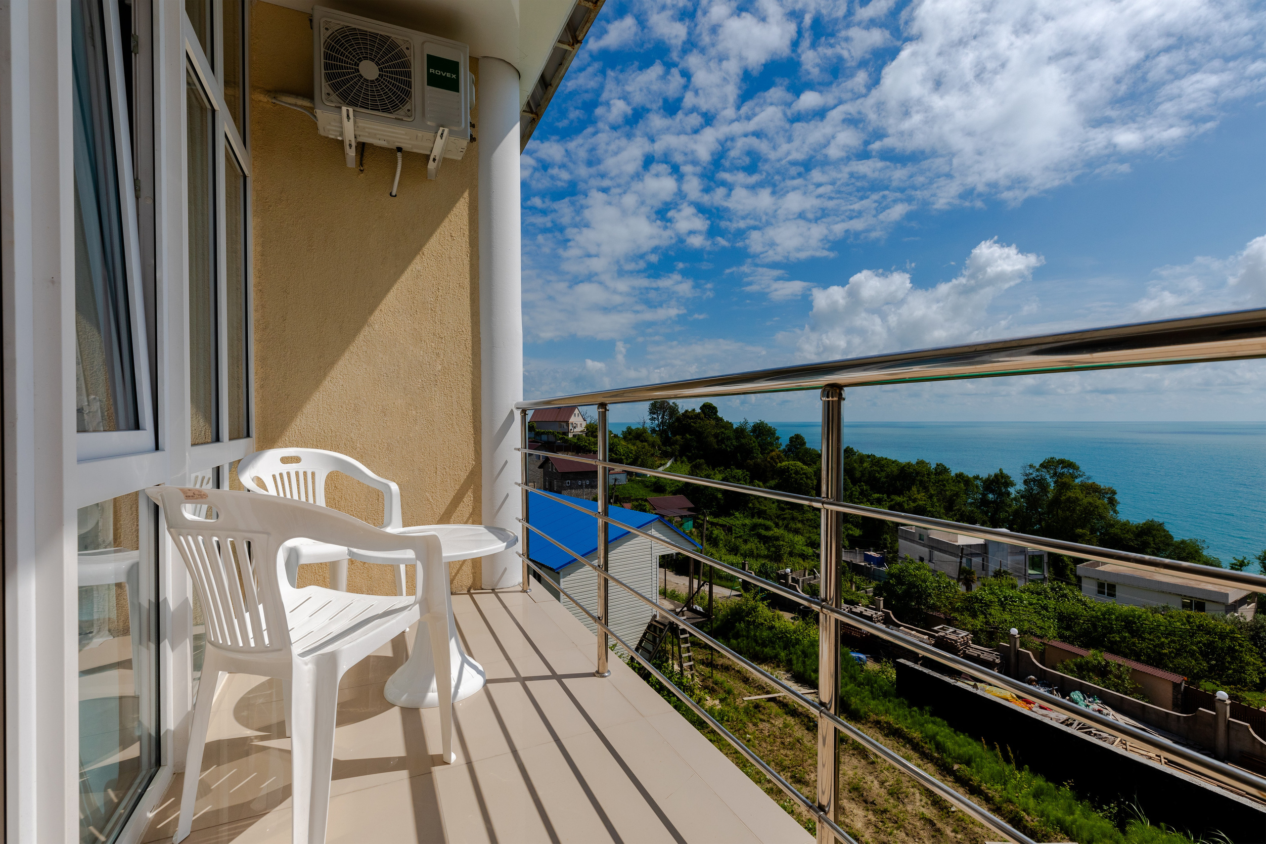 Интерьерная фотосъемка двухкомнатного номера в отеле Вилла Чудачка, Сочи. Интерьерный фотограф в Сочи Владислав Нагин