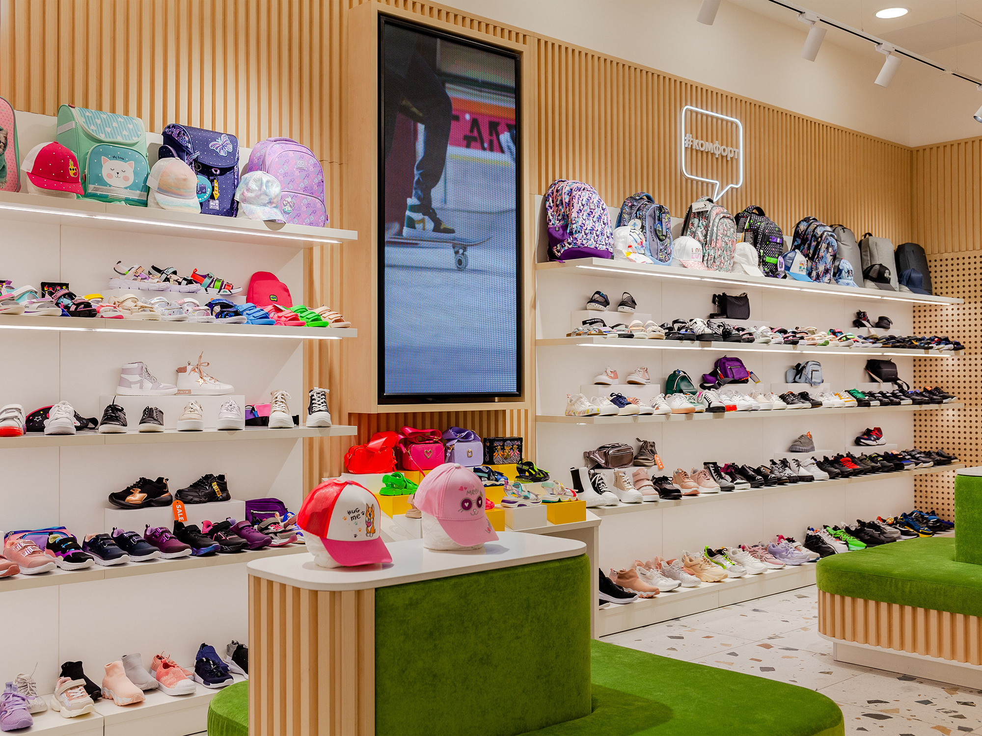 Интерьерная фотосъемка магазина КОТОФЕЙ сеть магазинов детской обуви. Интерьерный фотограф в Сочи Владислав Нагин