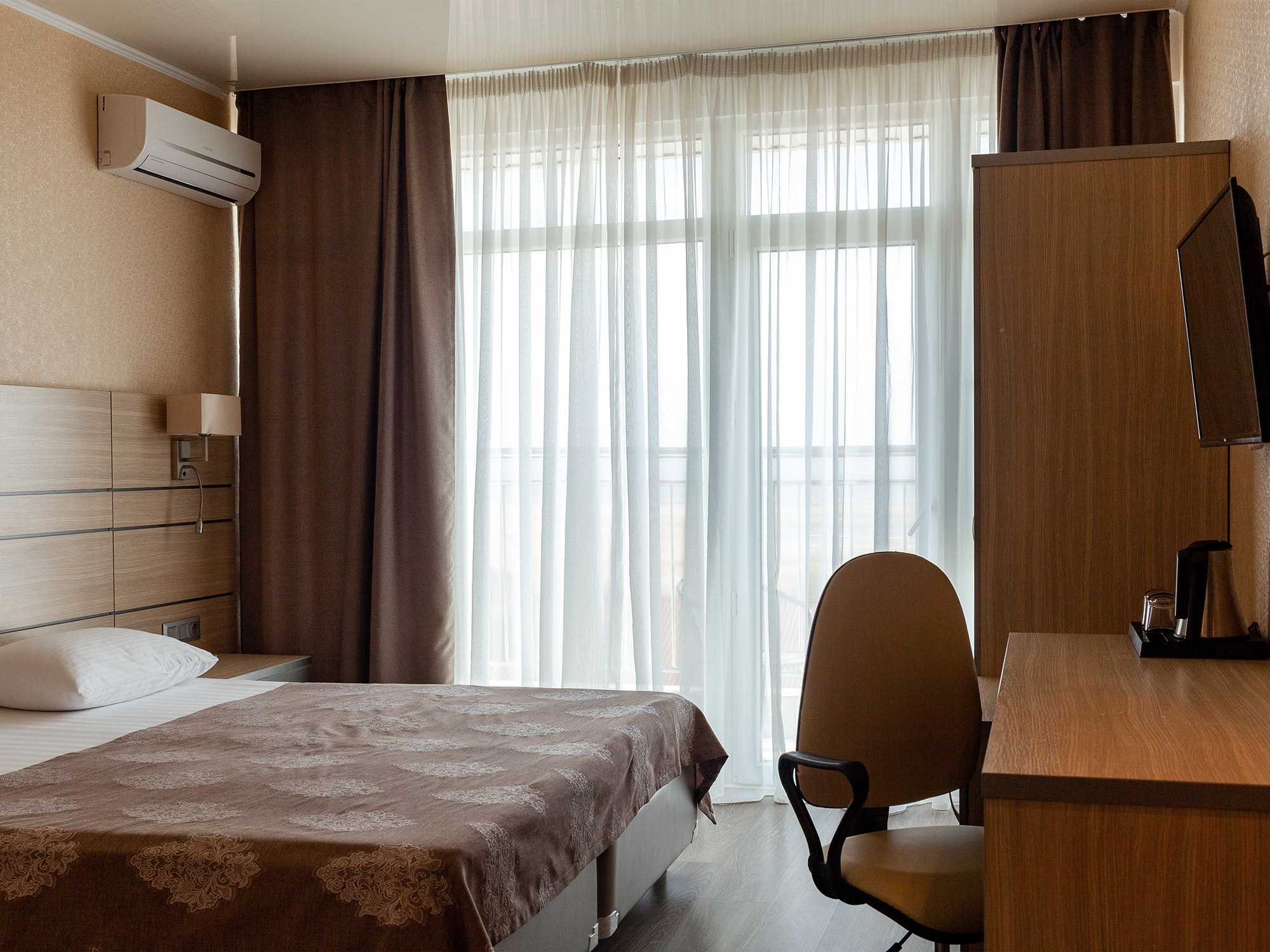 Интерьерная фотосъемка однокомнатного номера в отеле Palmira. Интерьерный фотограф в Сочи Владислав Нагин