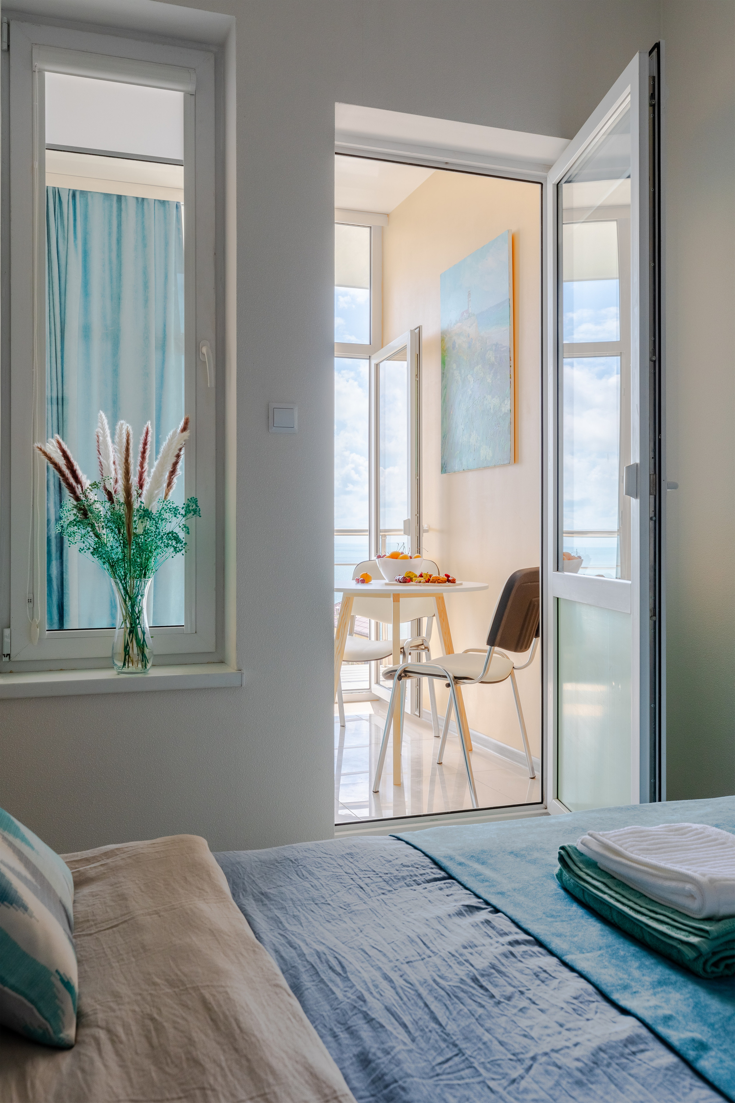 Интерьерная фотосъемка двухкомнатного номера в отеле Вилла Чудачка, Сочи. Интерьерный фотограф в Сочи Владислав Нагин