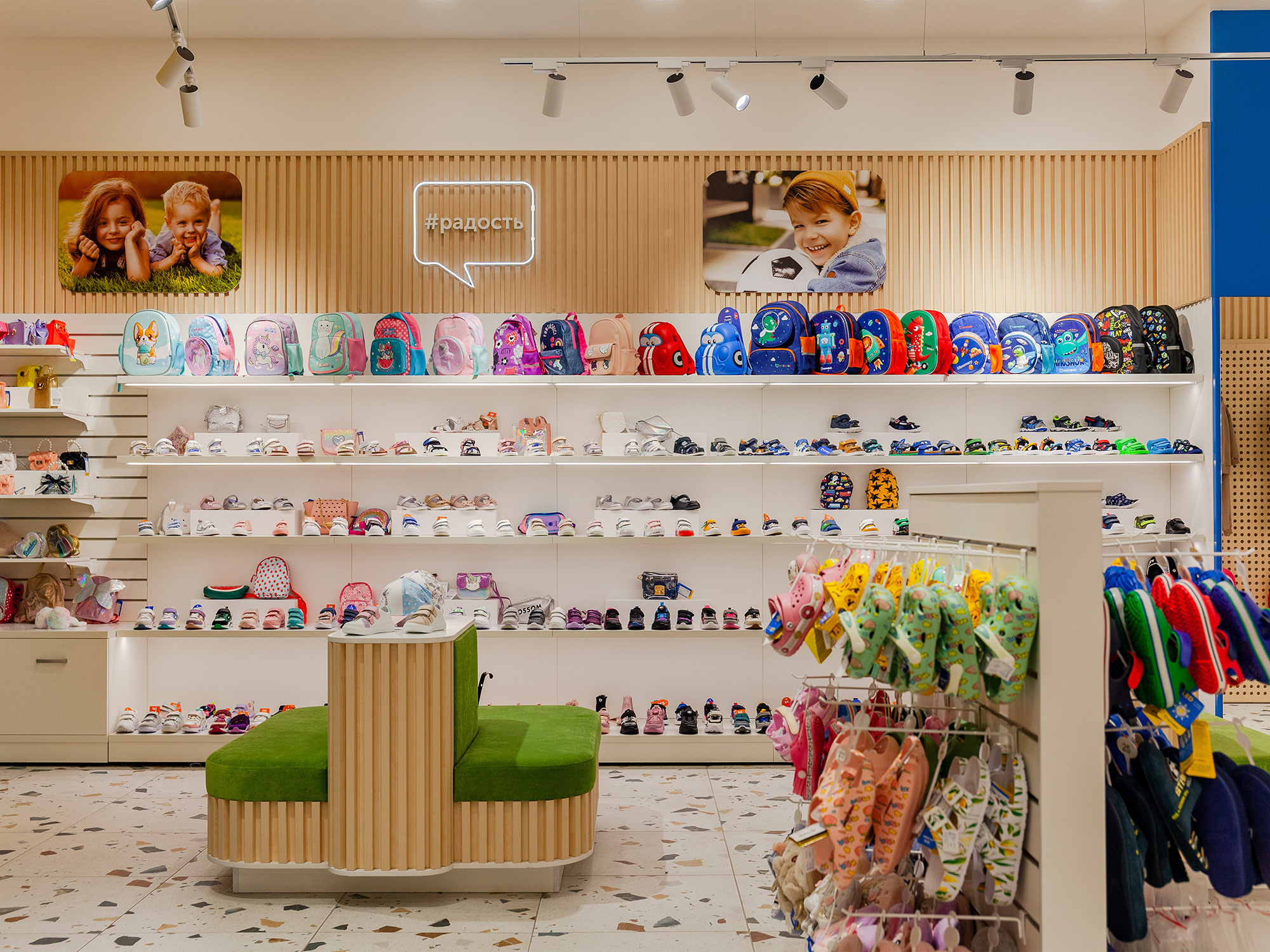Интерьерная фотосъемка магазина КОТОФЕЙ сеть магазинов детской обуви. Интерьерный фотограф в Сочи Владислав Нагин