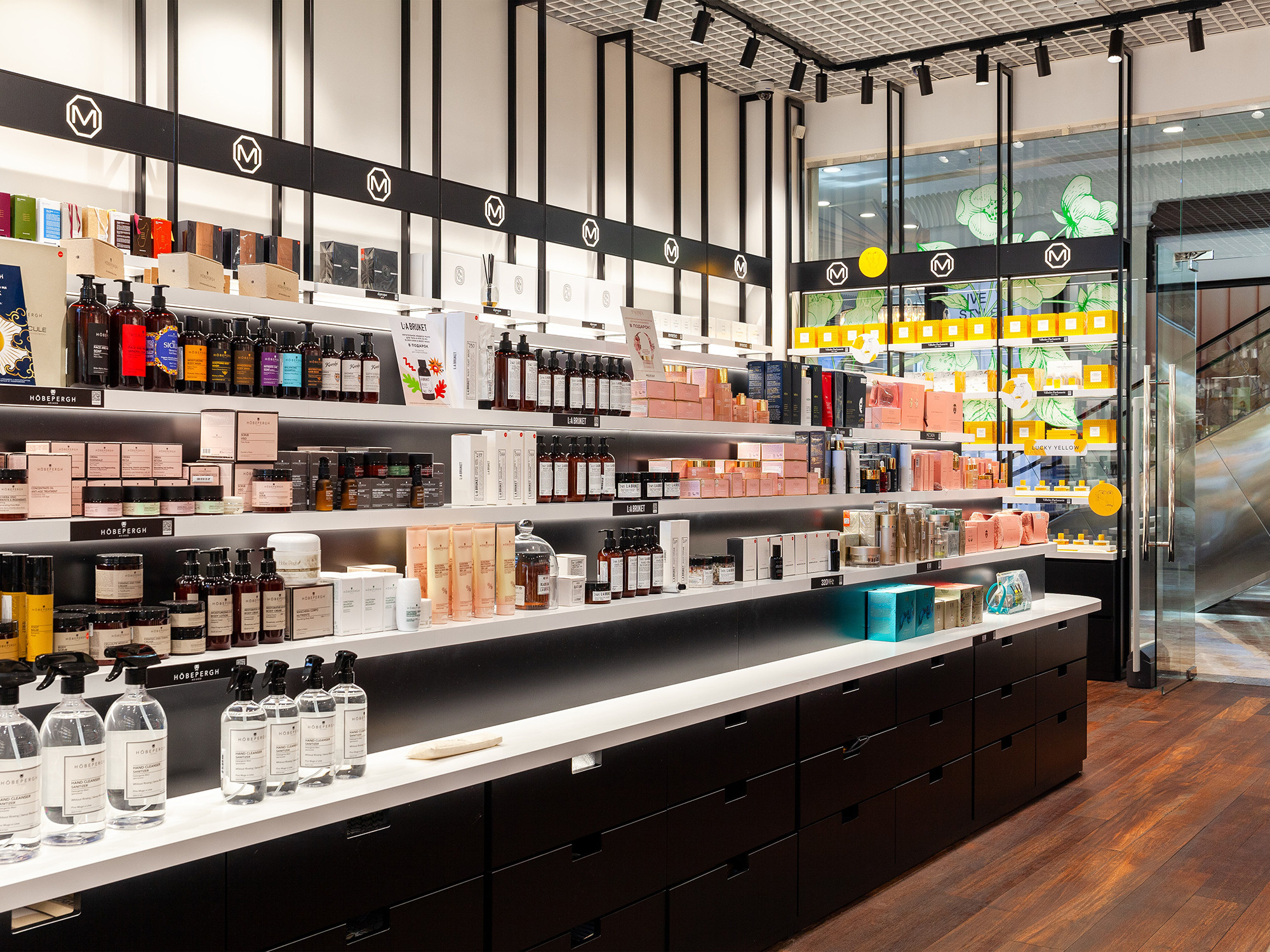 Интерьерная фотосъемка магазина MOLECULE - сеть парфюмерных магазинов. Интерьерный фотограф в Сочи Владислав Нагин