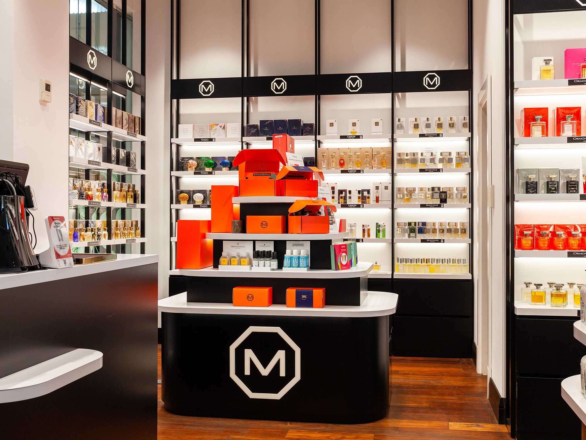 Интерьерная фотосъемка магазина MOLECULE - сеть парфюмерных магазинов. Интерьерный фотограф в Сочи Владислав Нагин