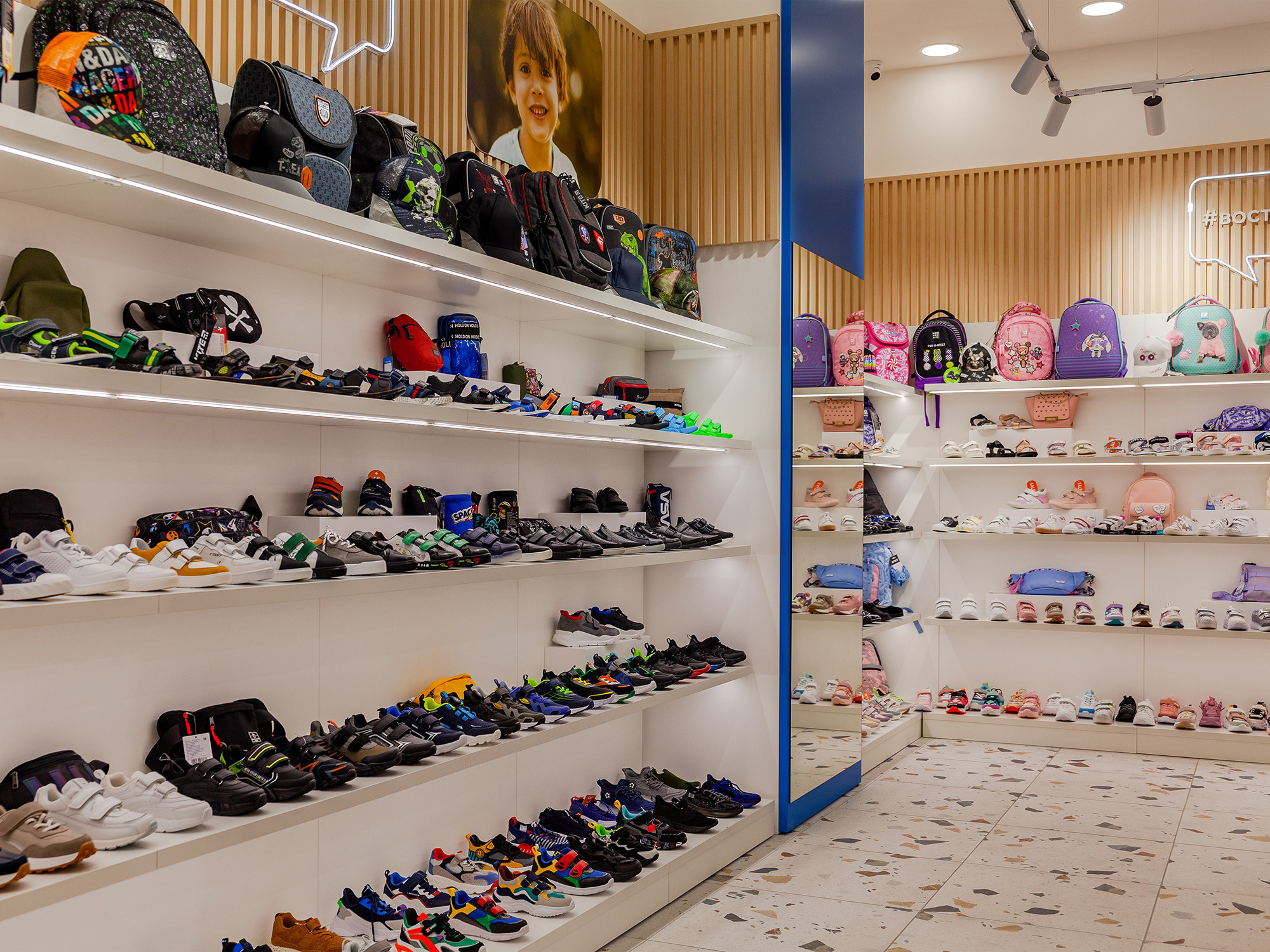 Интерьерная фотосъемка магазина КОТОФЕЙ сеть магазинов детской обуви. Интерьерный фотограф в Сочи Владислав Нагин