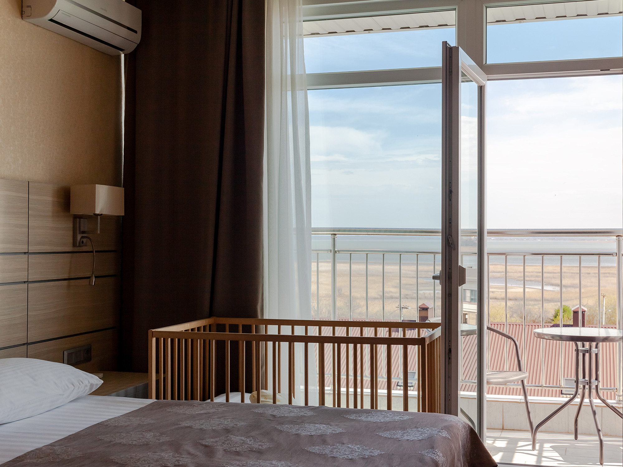 Интерьерная фотосъемка однокомнатного номера в отеле Palmira. Интерьерный фотограф в Сочи Владислав Нагин