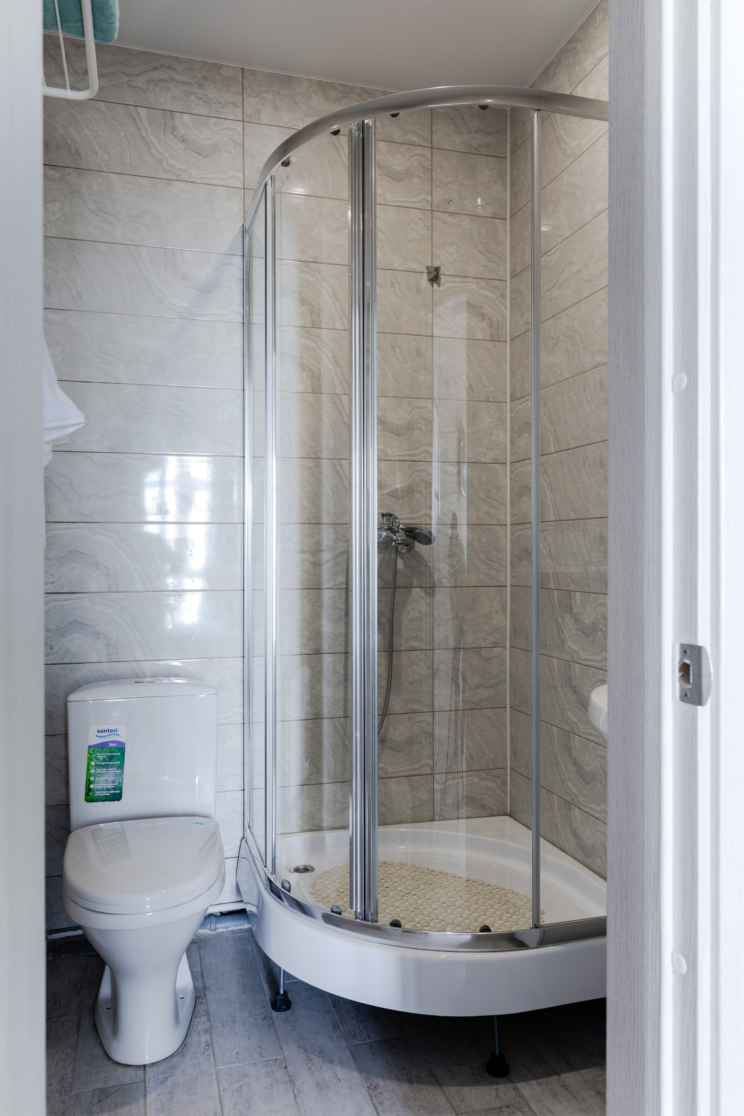 Интерьерная фотосъемка двухкомнатного номера в отеле Вилла Чудачка, Сочи. Интерьерный фотограф в Сочи Владислав Нагин