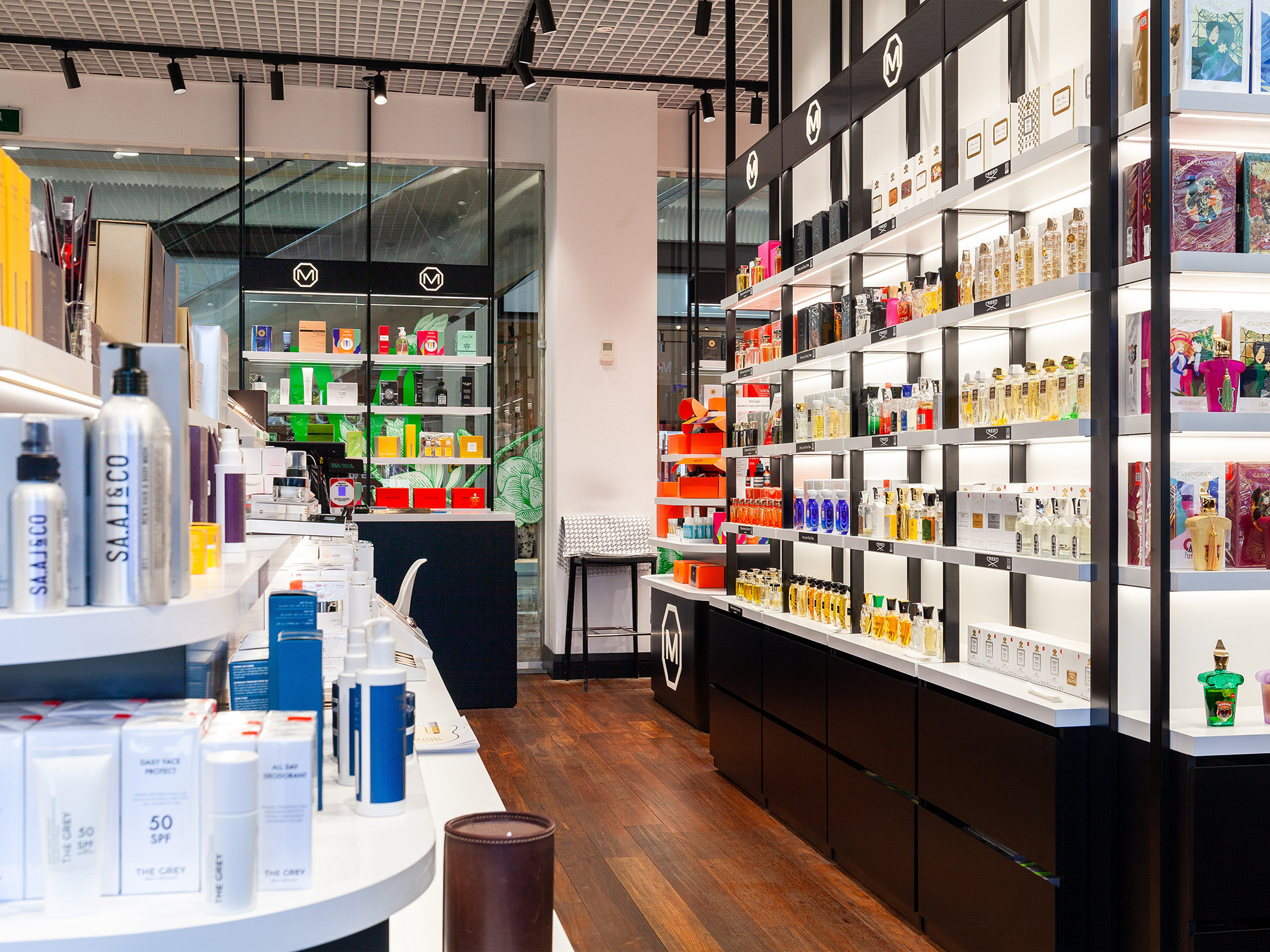 Интерьерная фотосъемка магазина MOLECULE - сеть парфюмерных магазинов. Интерьерный фотограф в Сочи Владислав Нагин