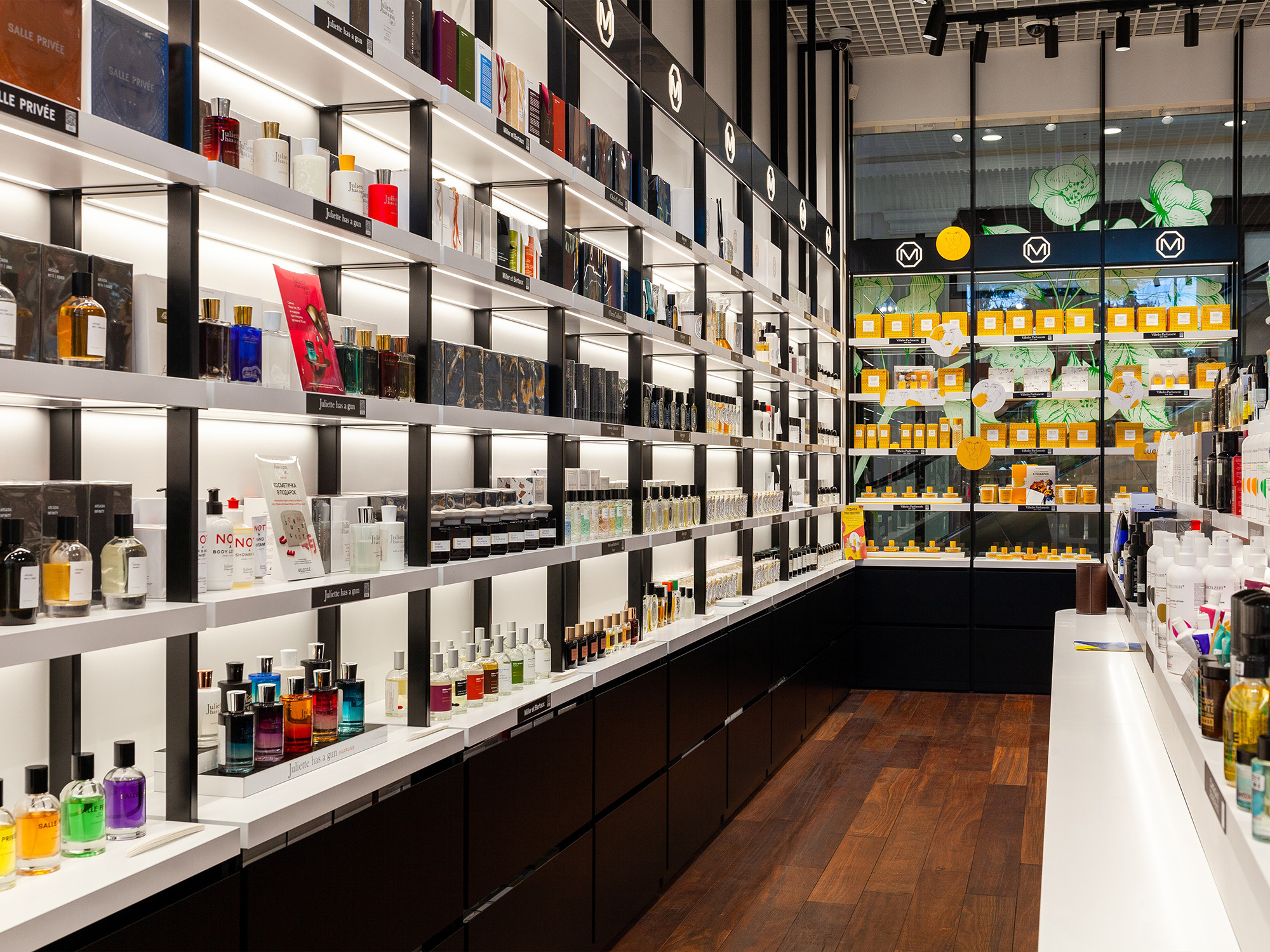 Интерьерная фотосъемка магазина MOLECULE - сеть парфюмерных магазинов. Интерьерный фотограф в Сочи Владислав Нагин