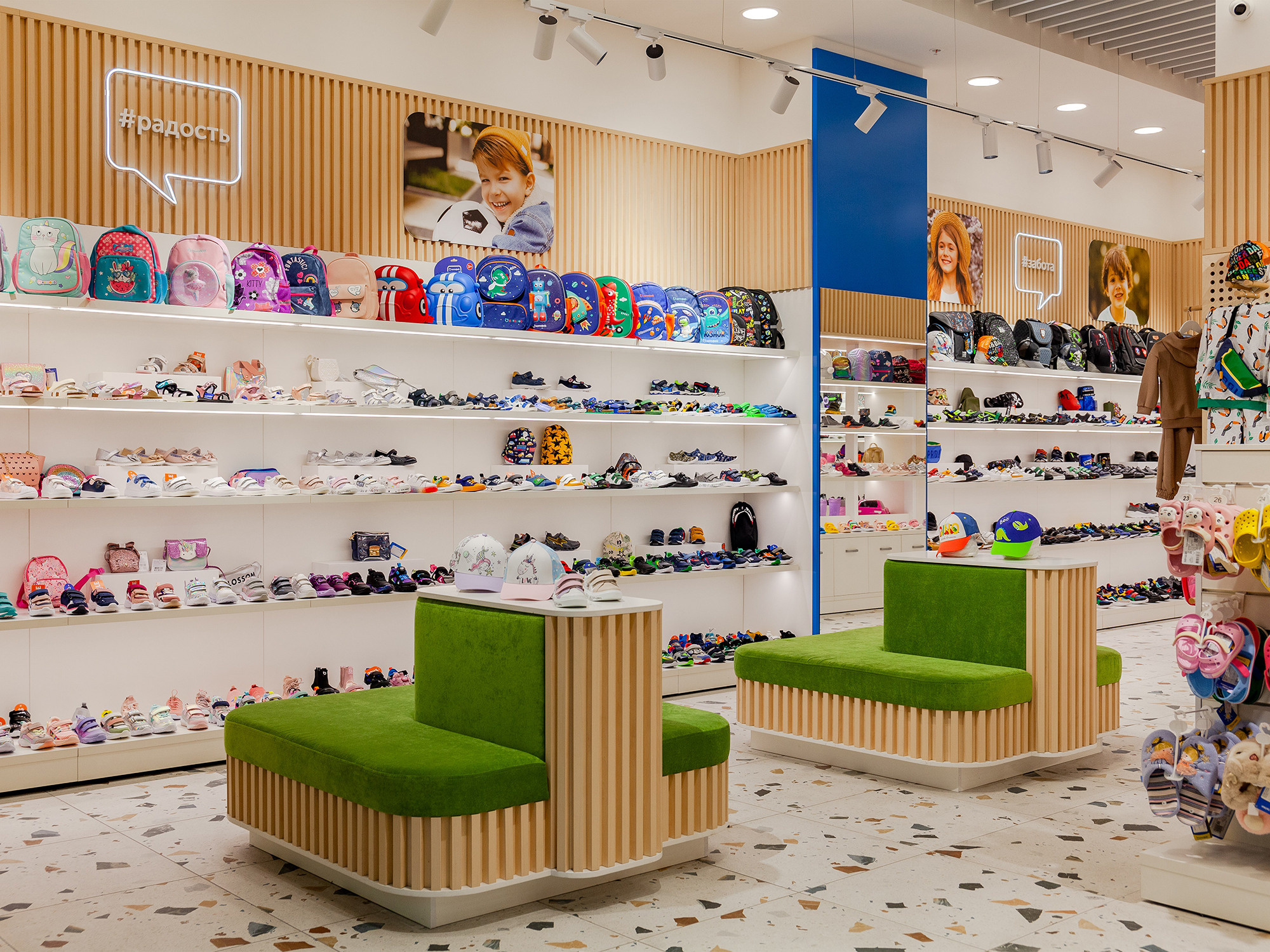 Интерьерная фотосъемка магазина КОТОФЕЙ сеть магазинов детской обуви. Интерьерный фотограф в Сочи Владислав Нагин