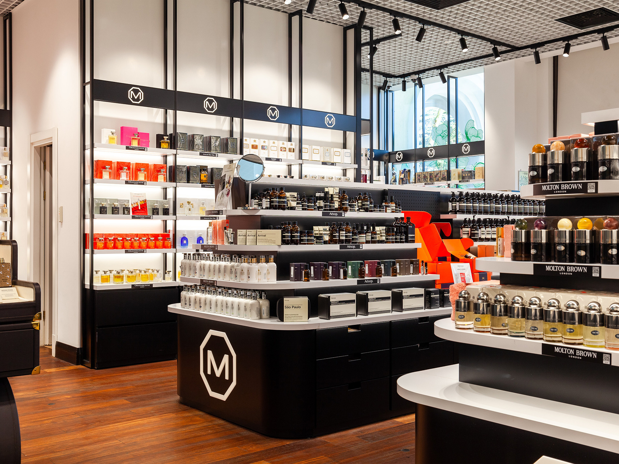Интерьерная фотосъемка магазина MOLECULE - сеть парфюмерных магазинов. Интерьерный фотограф в Сочи Владислав Нагин