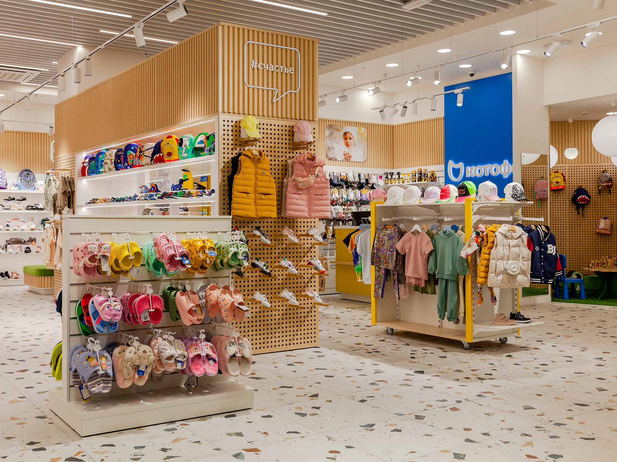 Интерьерная фотосъемка магазина КОТОФЕЙ сеть магазинов детской обуви. Интерьерный фотограф в Сочи Владислав Нагин
