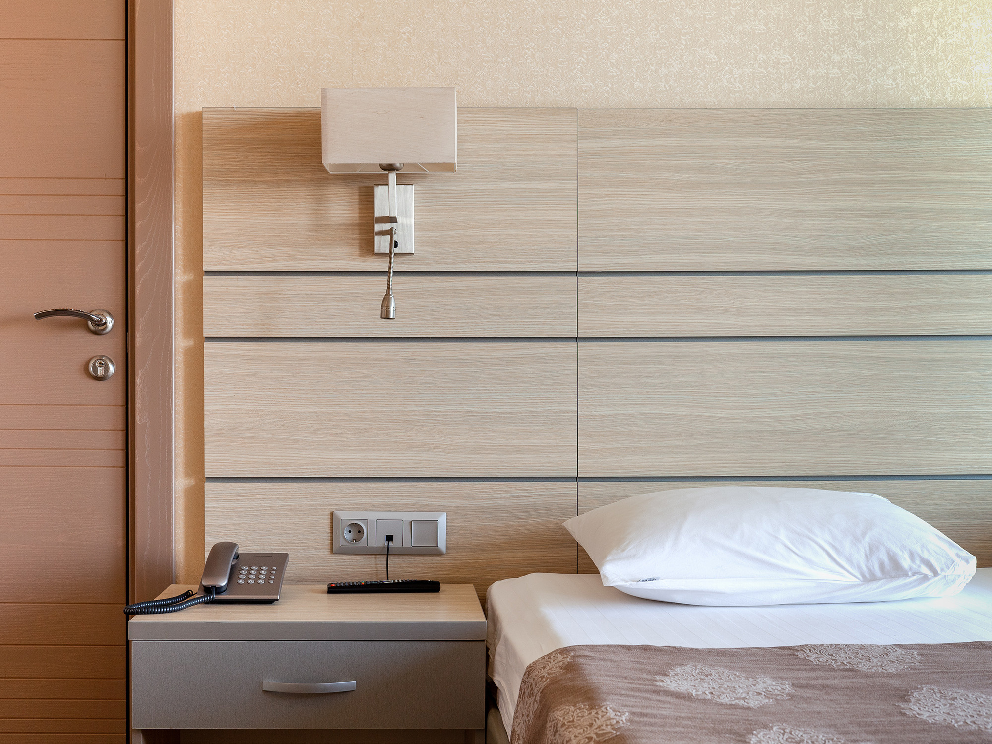 Интерьерная фотосъемка однокомнатного номера в отеле Palmira. Интерьерный фотограф в Сочи Владислав Нагин