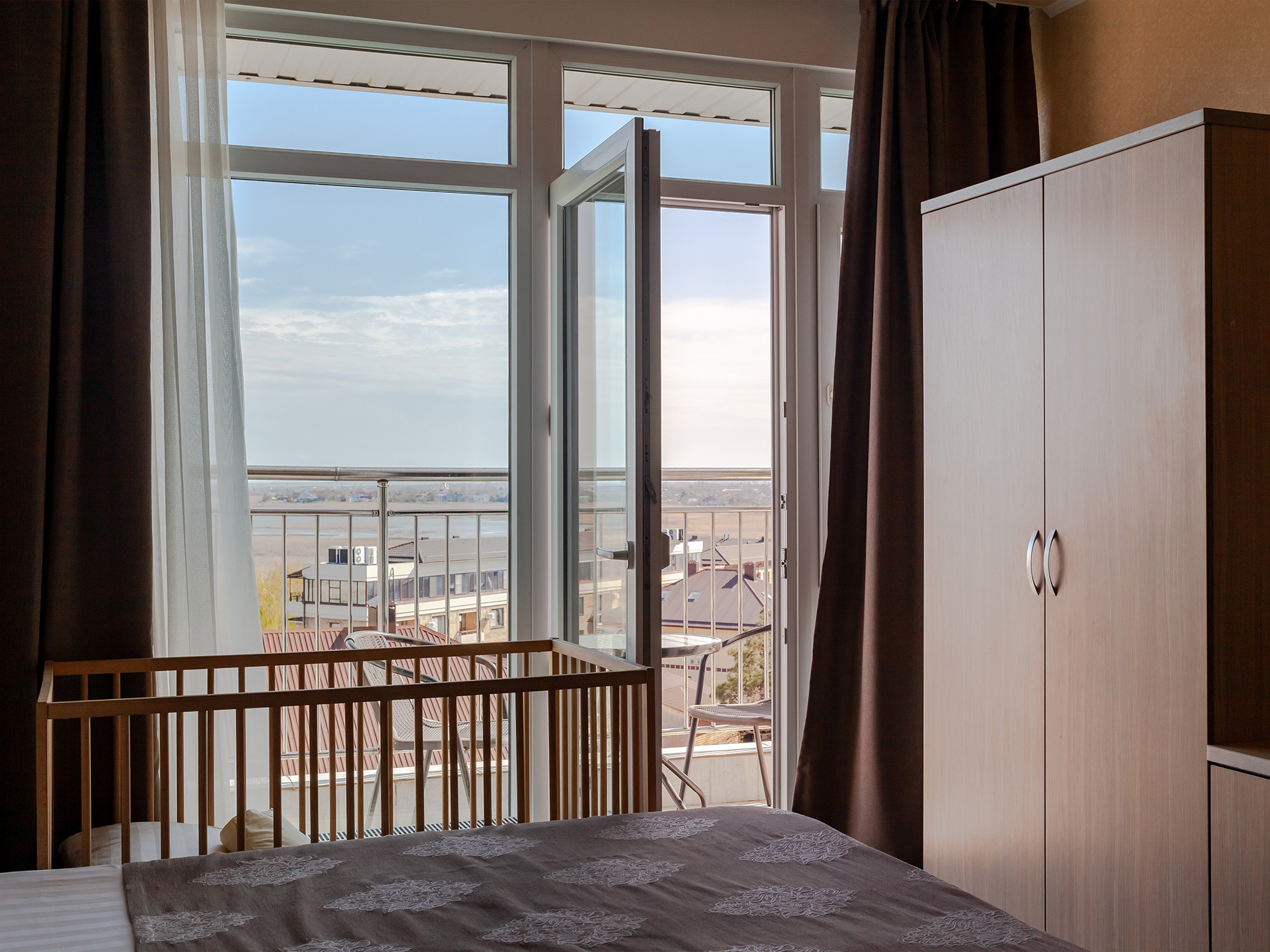 Интерьерная фотосъемка однокомнатного номера в отеле Palmira. Интерьерный фотограф в Сочи Владислав Нагин