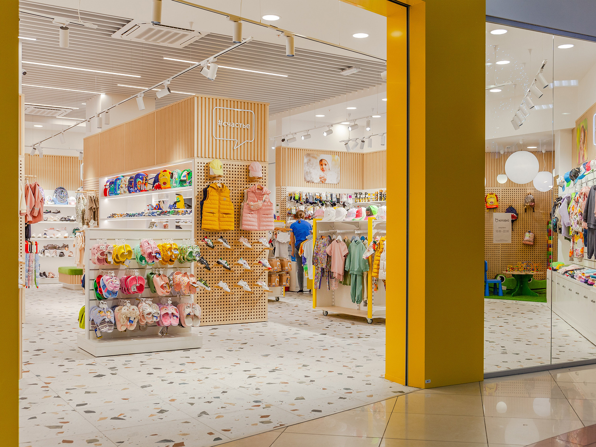 Интерьерная фотосъемка магазина КОТОФЕЙ сеть магазинов детской обуви. Интерьерный фотограф в Сочи Владислав Нагин