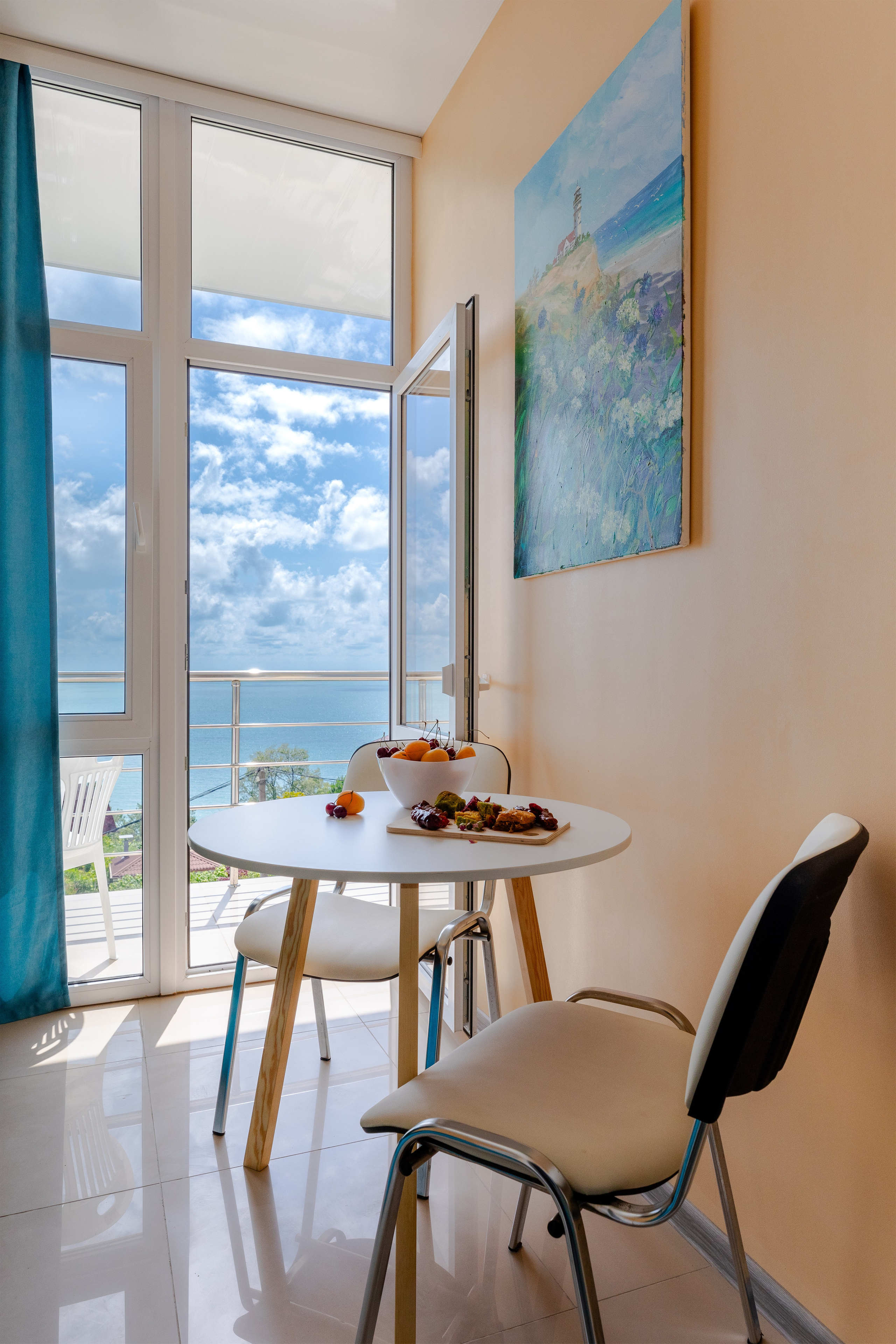 Интерьерная фотосъемка двухкомнатного номера в отеле Вилла Чудачка, Сочи. Интерьерный фотограф в Сочи Владислав Нагин