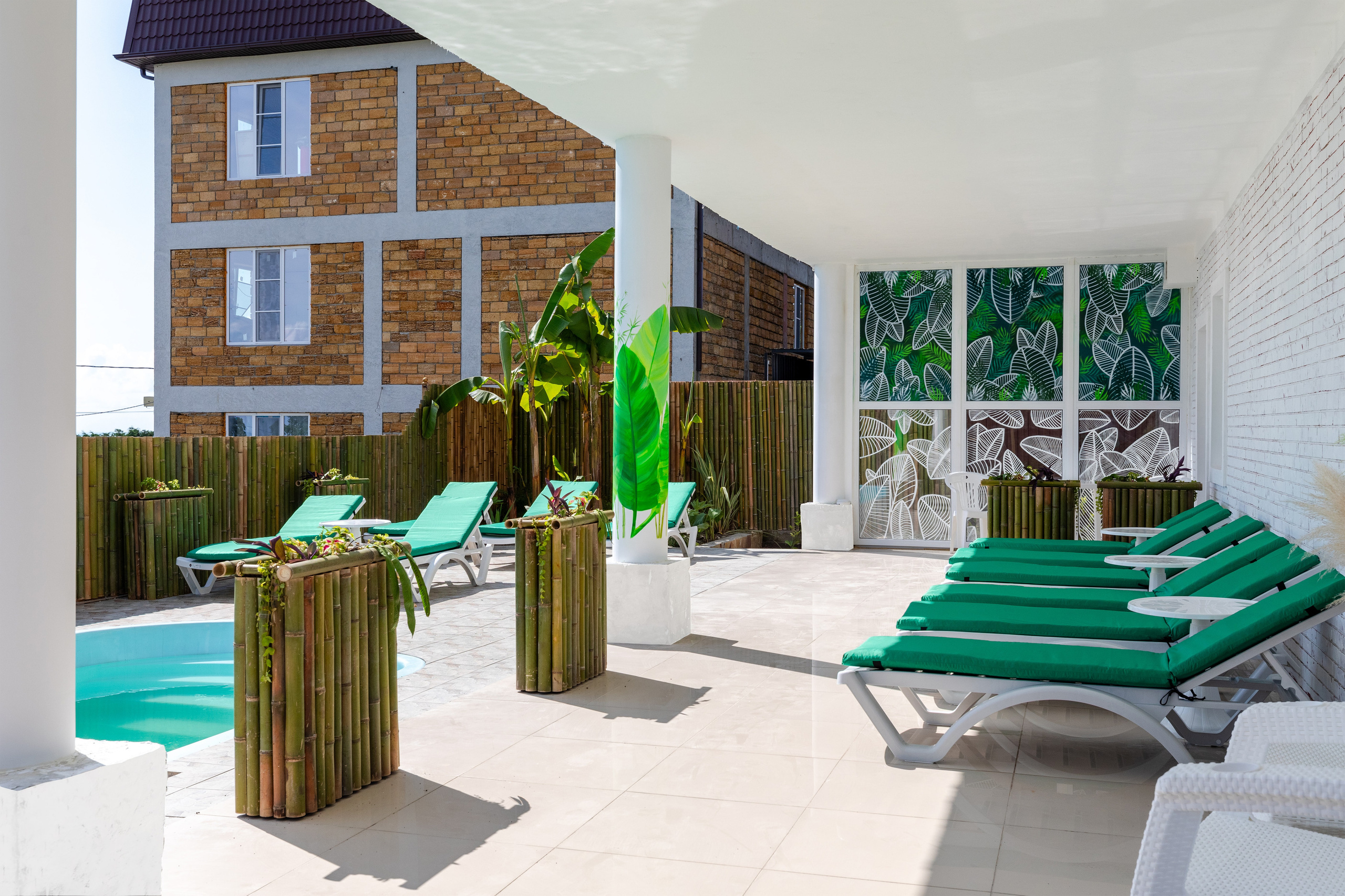 Интерьерная фотосъемка двухкомнатного номера в отеле Вилла Чудачка, Сочи. Интерьерный фотограф в Сочи Владислав Нагин