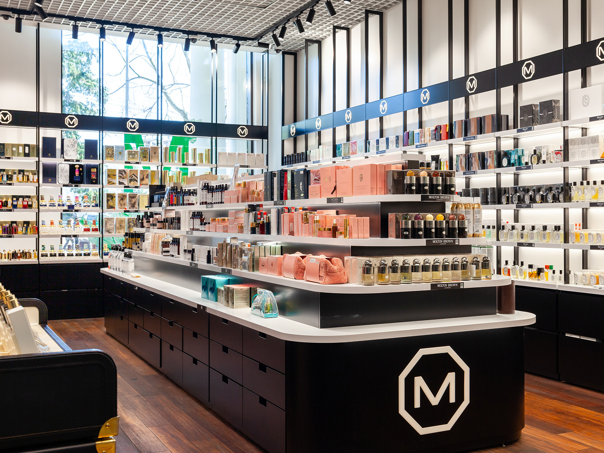 Интерьерная фотосъемка магазина MOLECULE - сеть парфюмерных магазинов. Интерьерный фотограф в Сочи Владислав Нагин