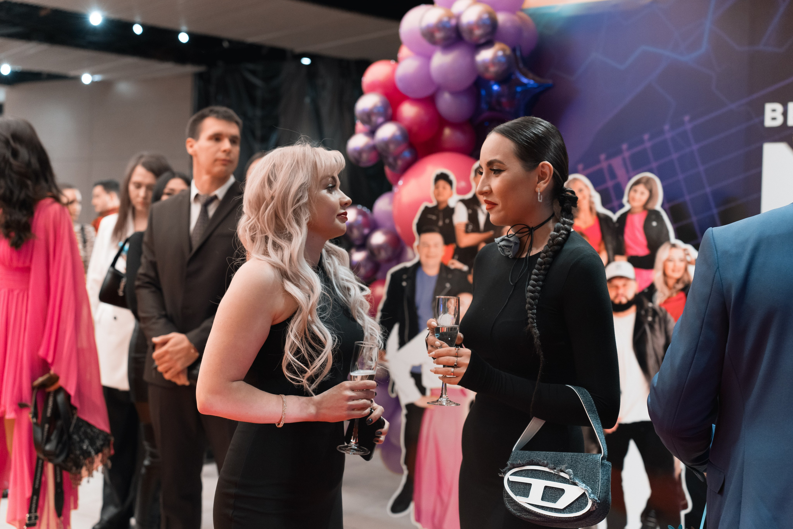 Веб-сериал «МЫ». Для тех, кто не ждёт удачи, а создаёт её. Каждая фотосессия — это твой момент, твой стиль, твой успех. 📸