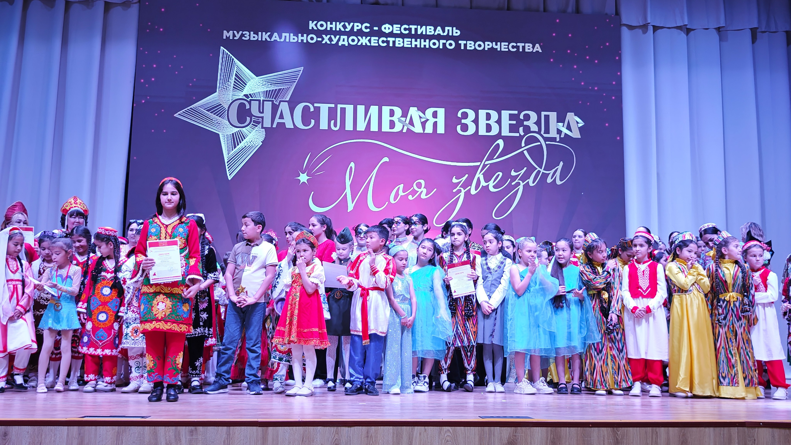 1 ноября 2025 г, г. Бохтар, Таджикистан. Золотое яблочко