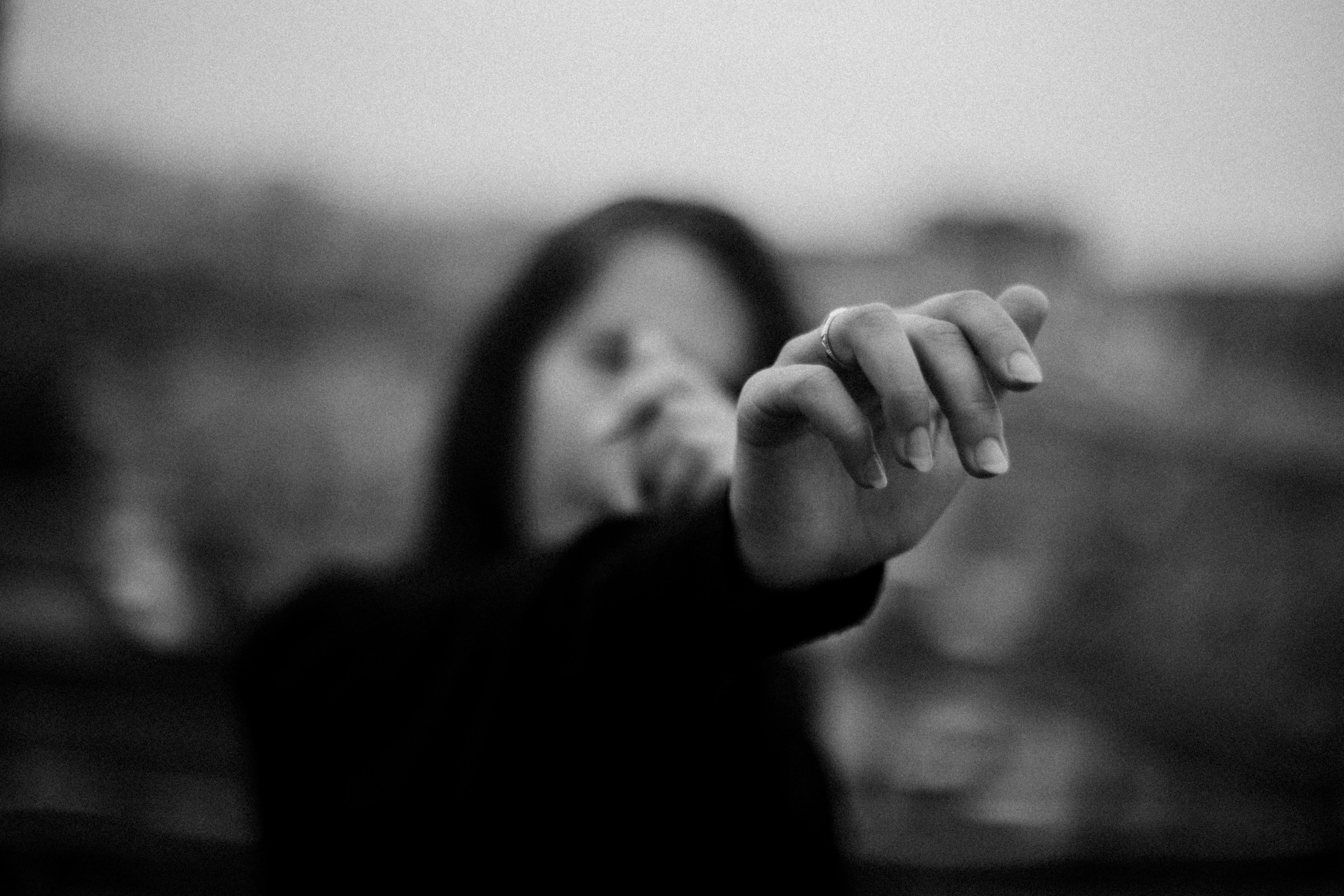 Черно-белая женская фотосессия на крыше в Красноярске