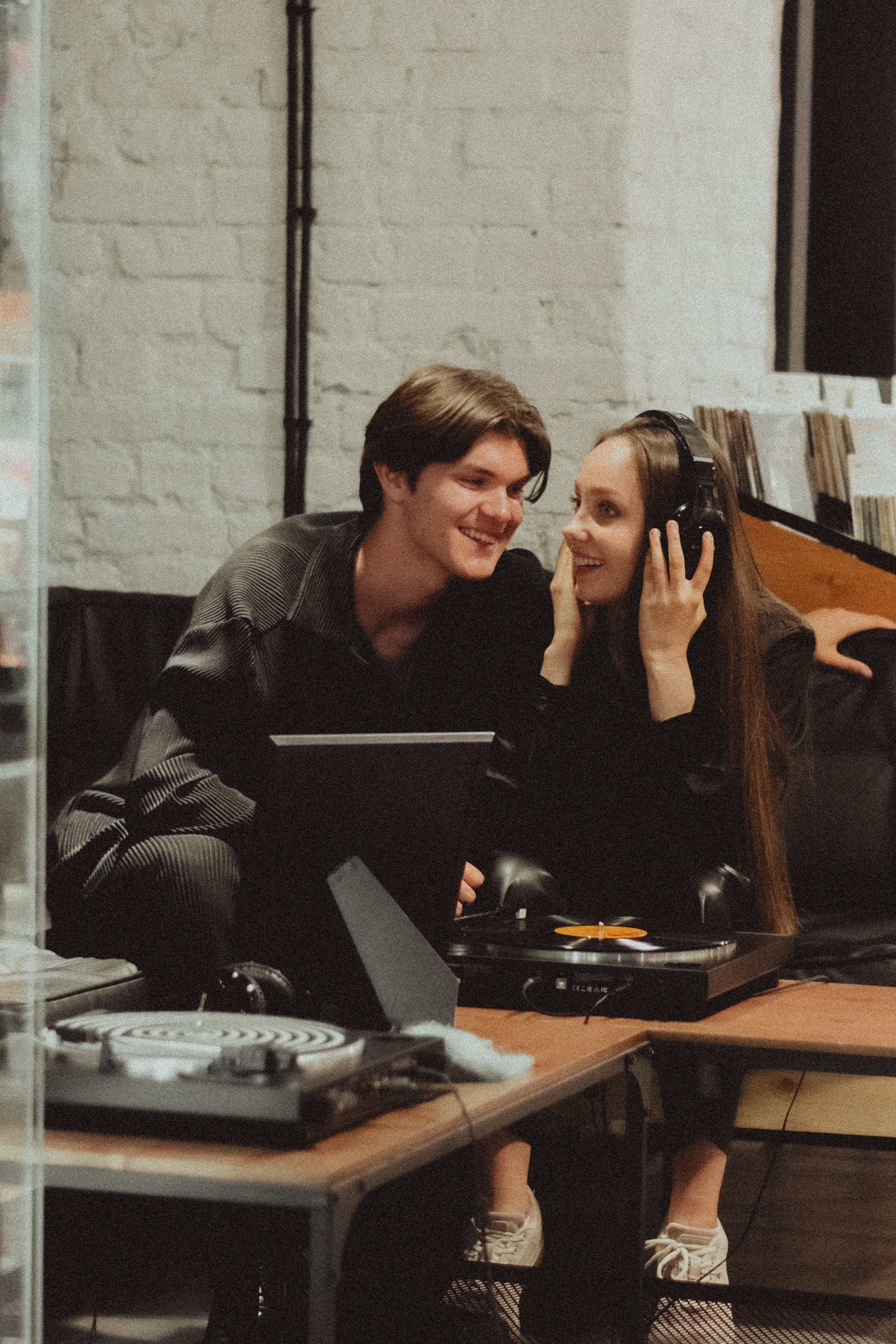 Парная ретро фотосессия в магазине с виниловыми пластинками