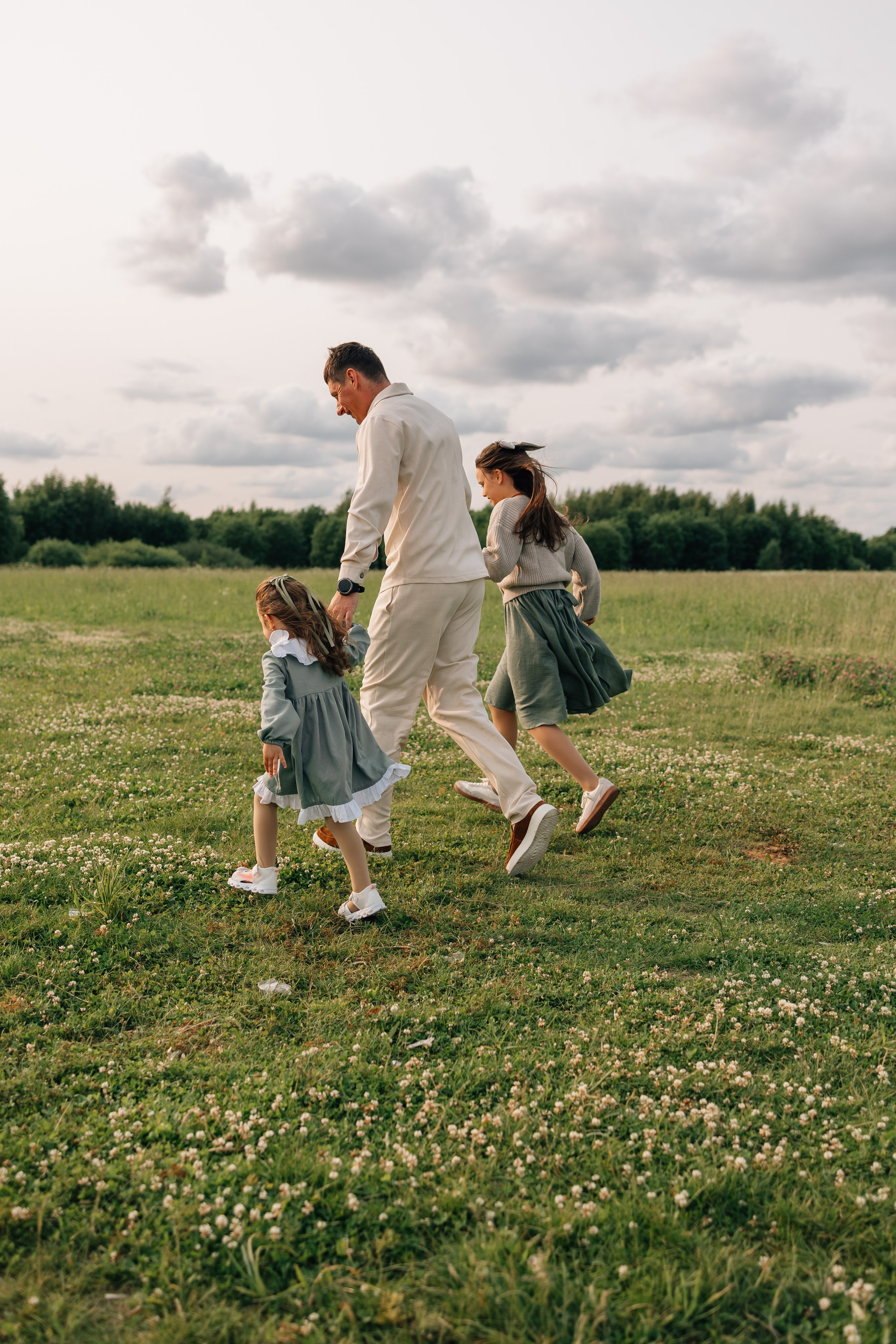 Анна, Марчелло, Настенька и Влада в поле. Фотограф Москва Светлана Кирюшина