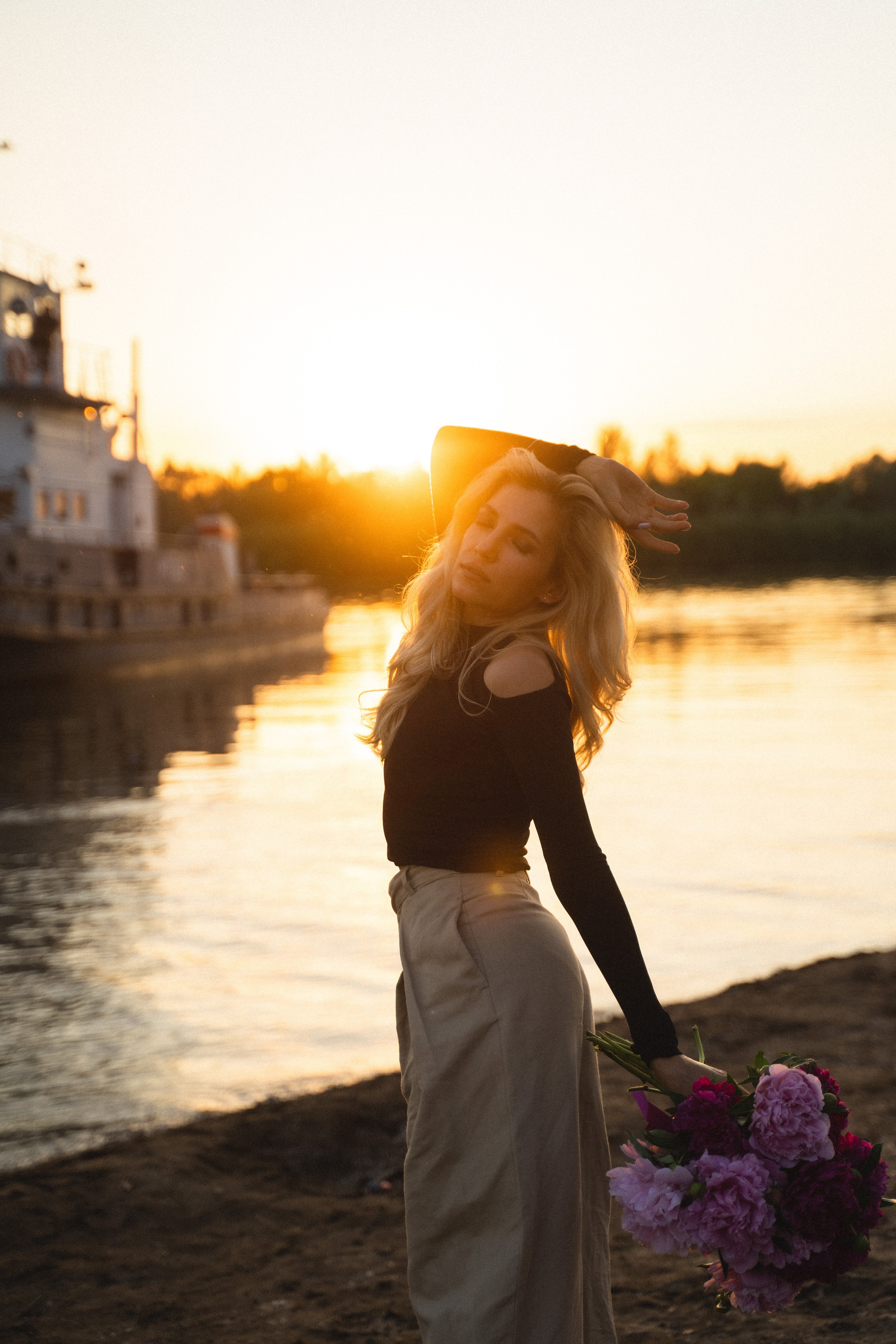 Девушки на берегу