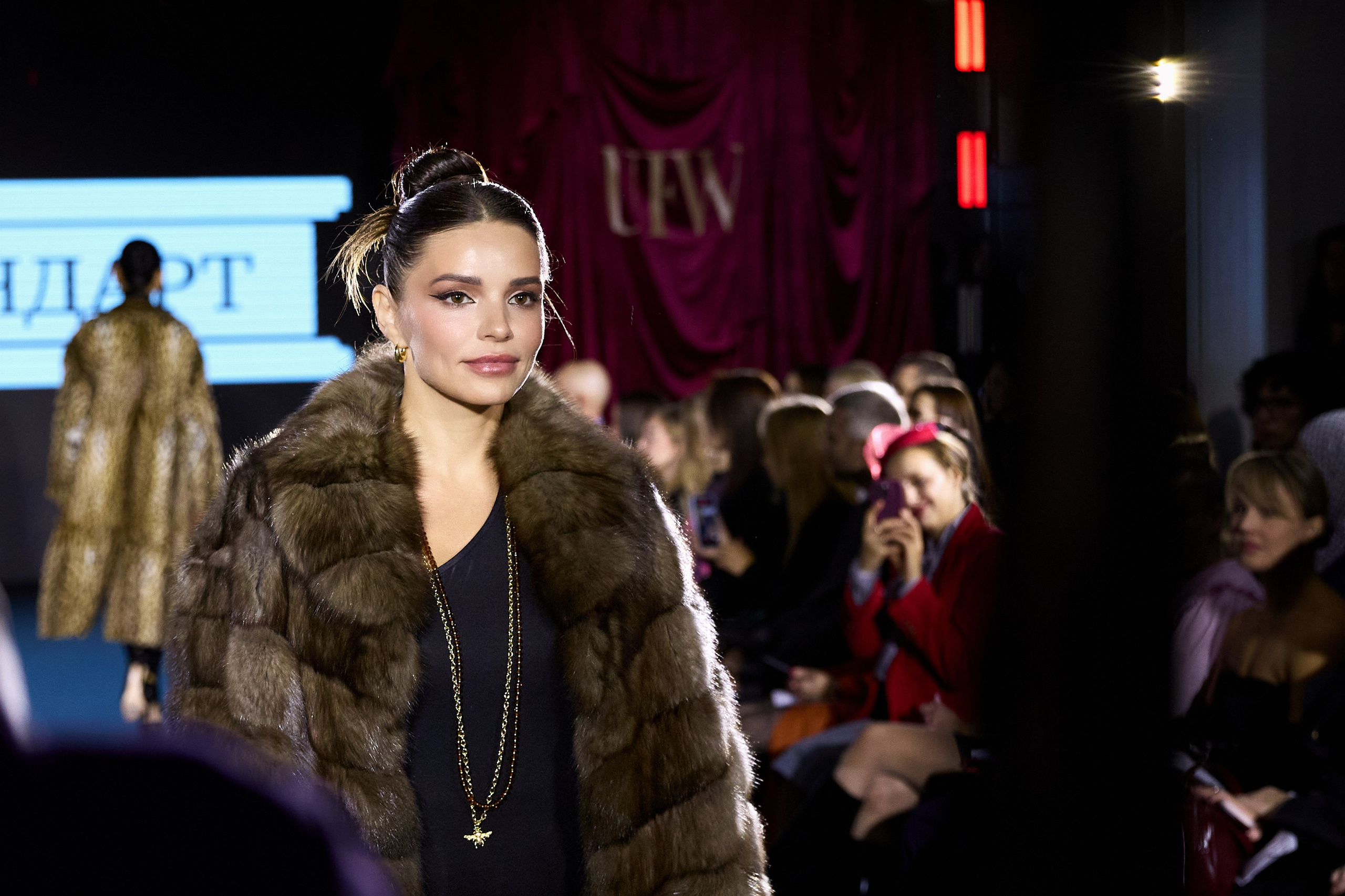 Крупный план лица модели в образе