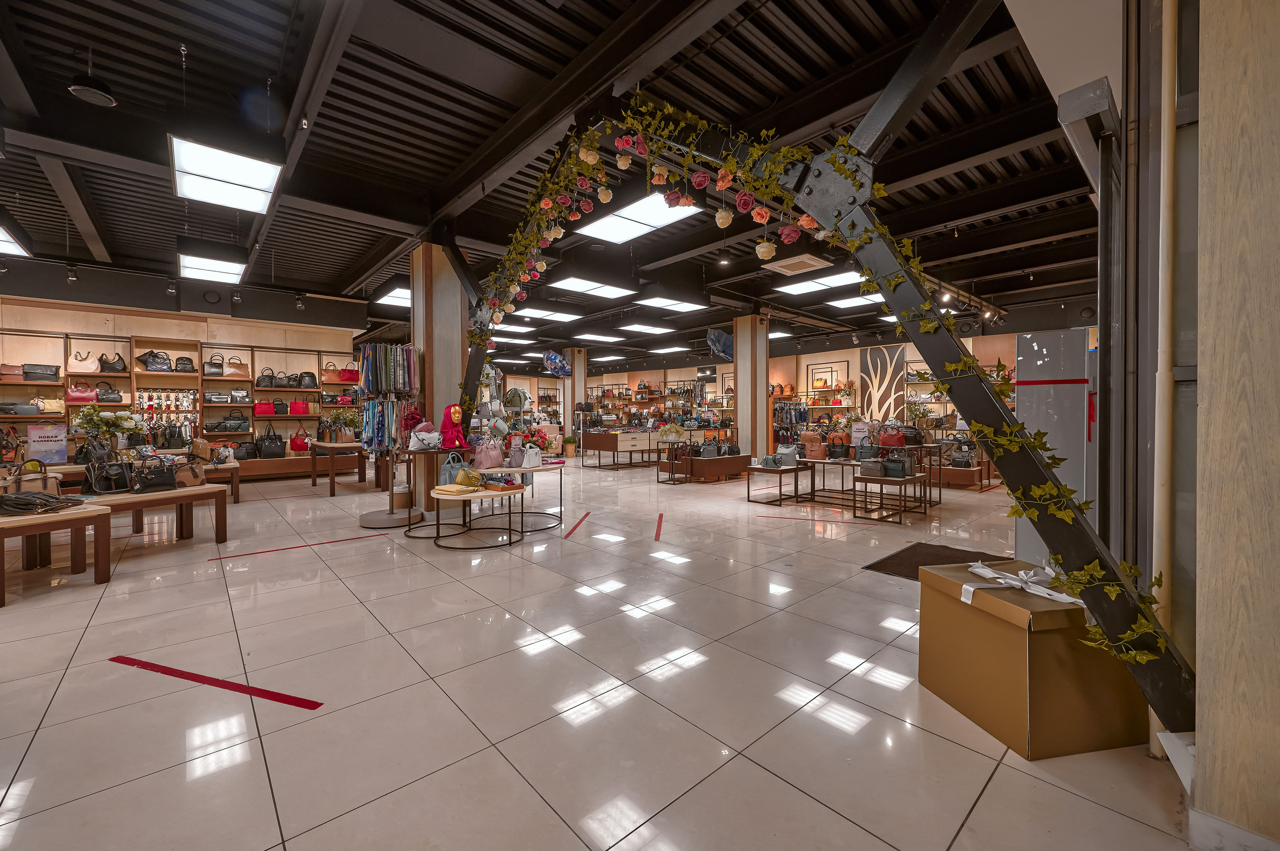 Портфолио по интерьерной и экстерьерной фотосъёмки: Мир сумок — Левый берег. Фотограф Яковлев Роман — Красноярск