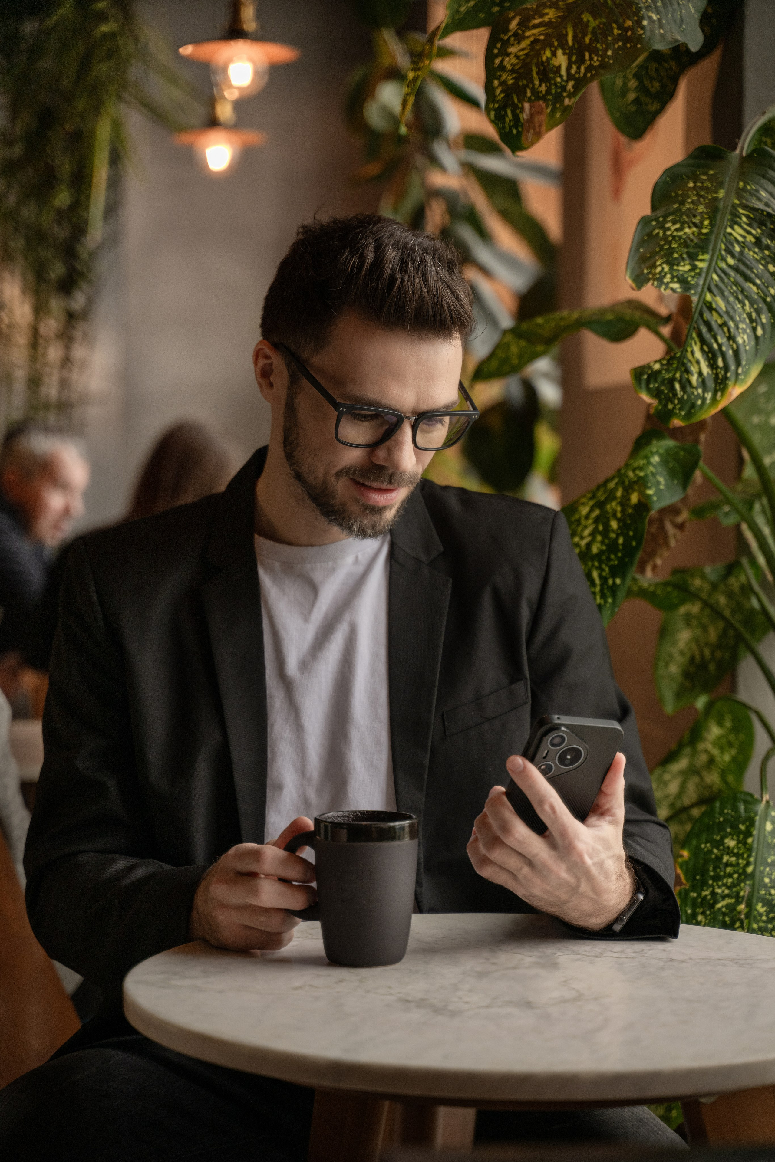 Красавчик в кафе. Главная