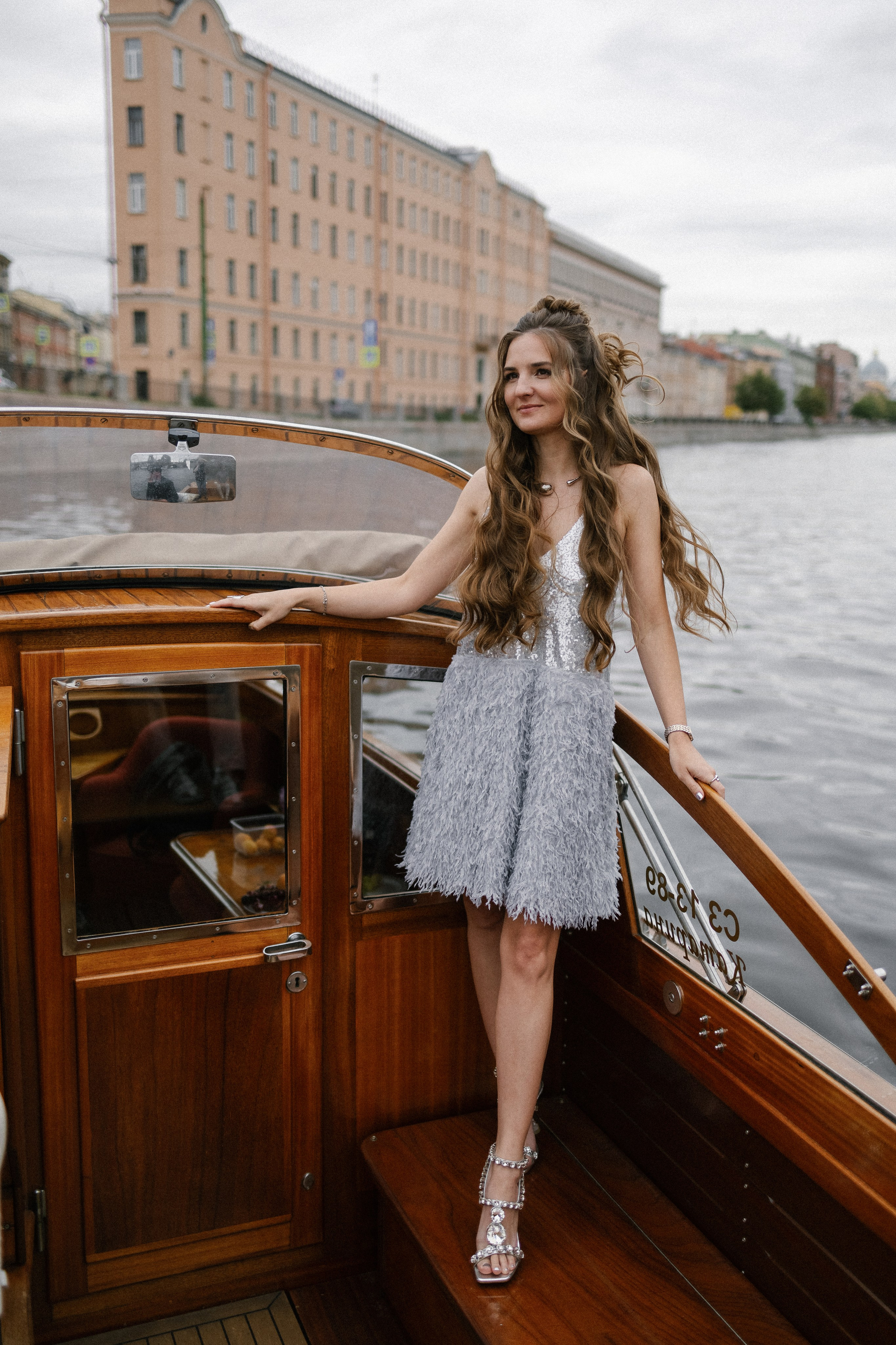 Прогулка на венецианском катере. Свадебный фотограф в Санкт-Петербурге Ксения Кобышева