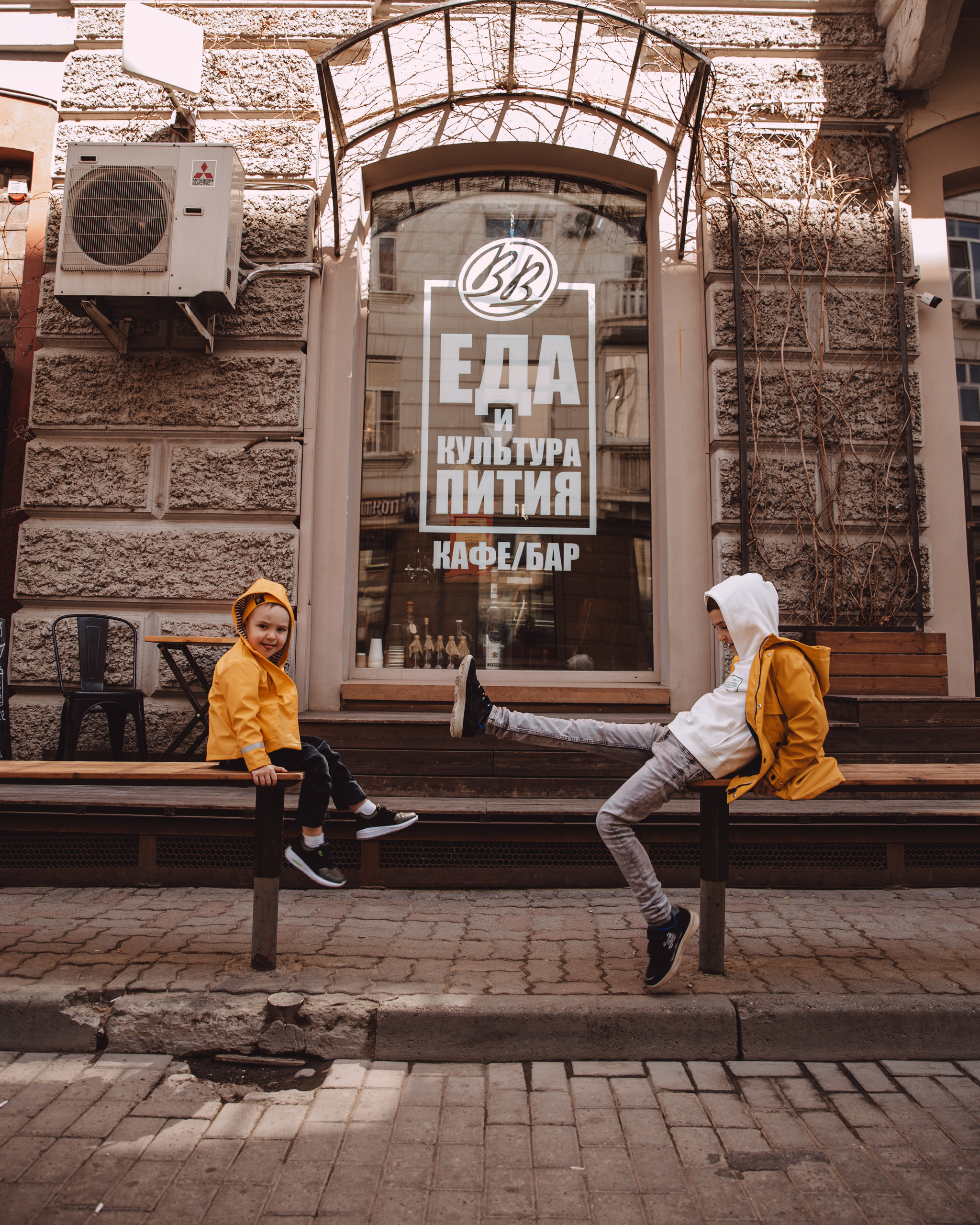 Уличная съемка с Олей и ее мальчиками. Фотограф в Краснодаре и Краснодарском крае