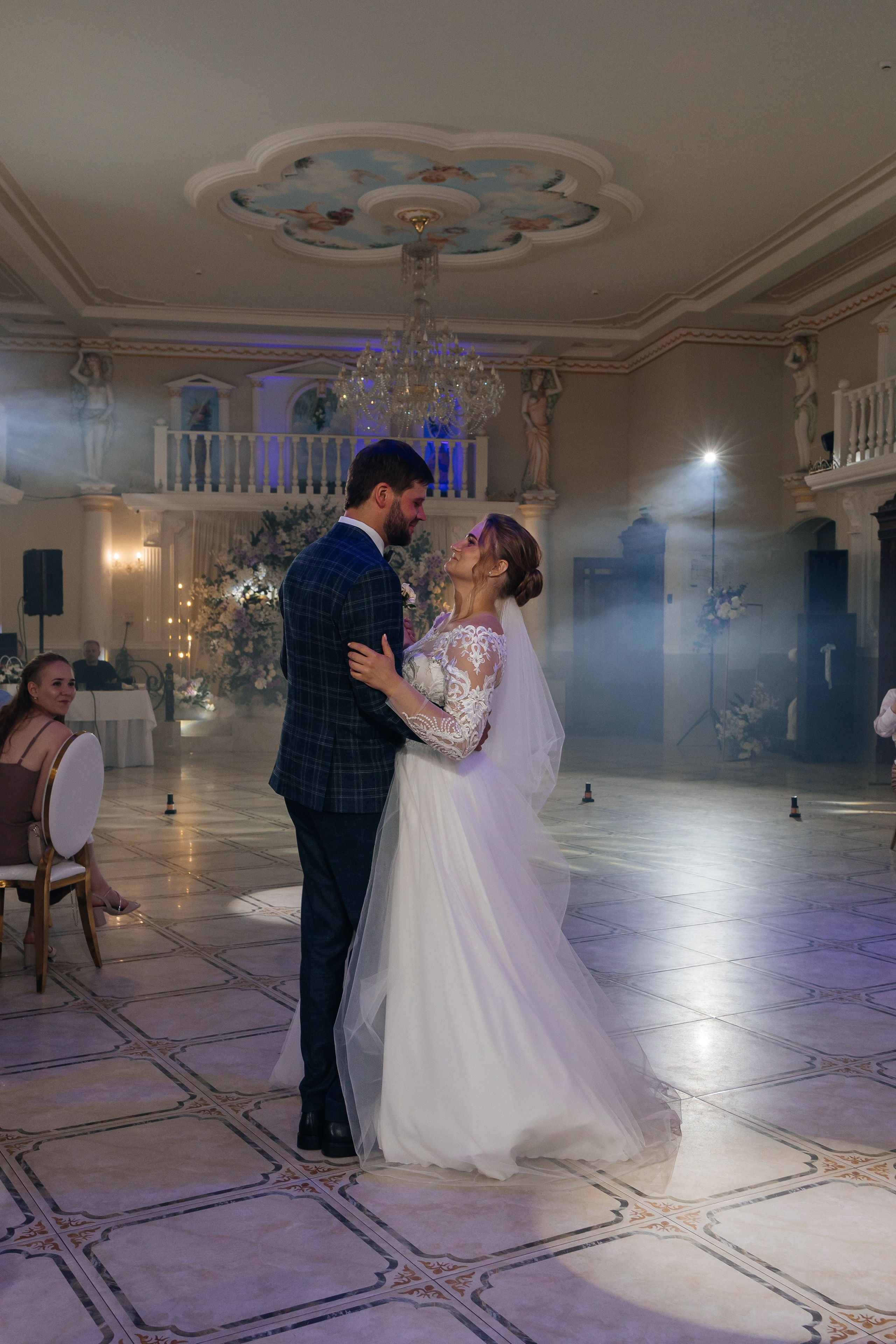 Трогательная выездная церемония в уютном ресторане. Олег Сверчков | Свадебный фотограф Вологда