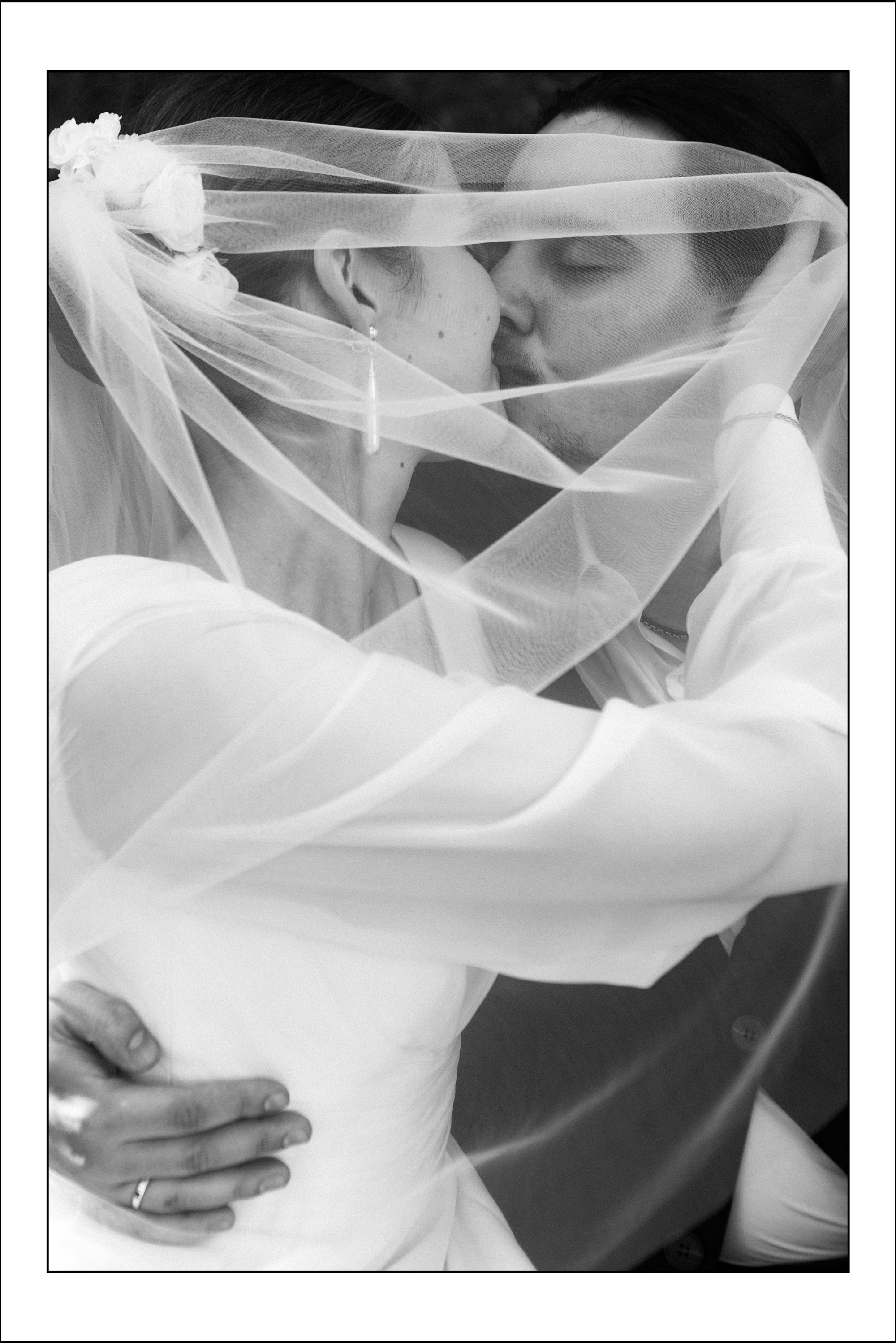 нежная свадебная фотосессия, поцелуй молодоженов, свадебный фотограф в Москве